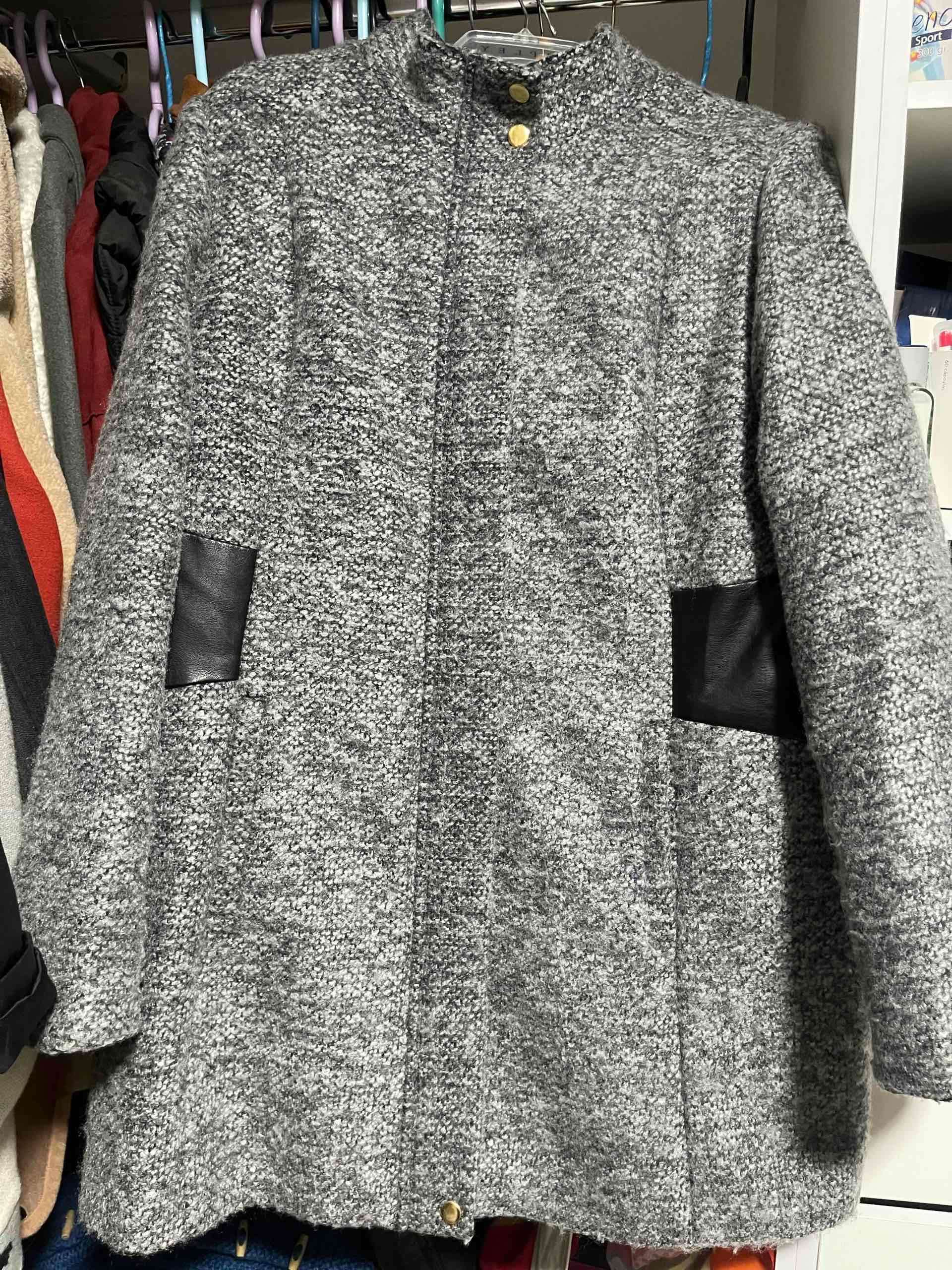 Abrigo gris con parches negros hermoso - miniatura 2