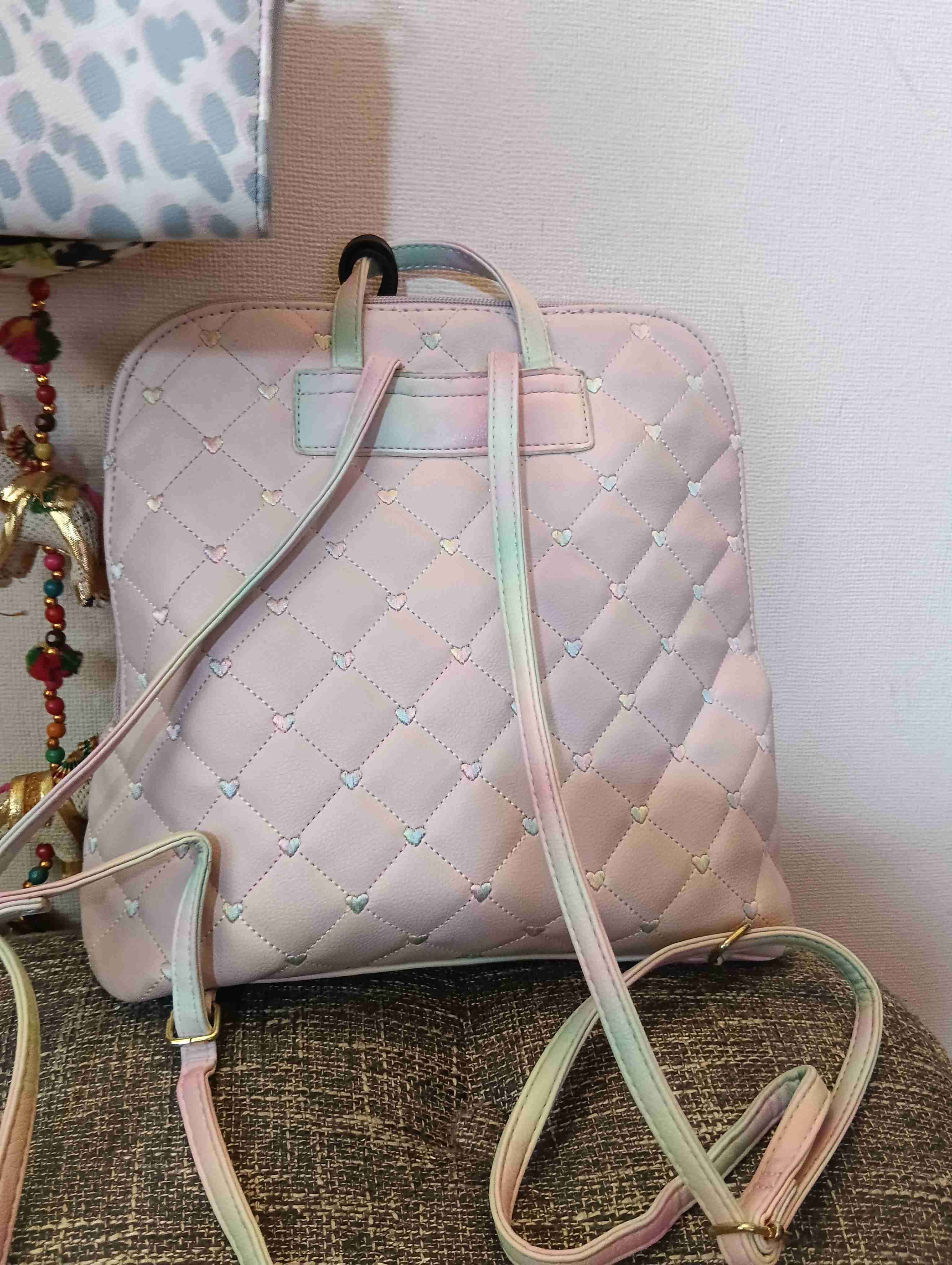 Mochila acolchada beige con aplique - miniatura 3