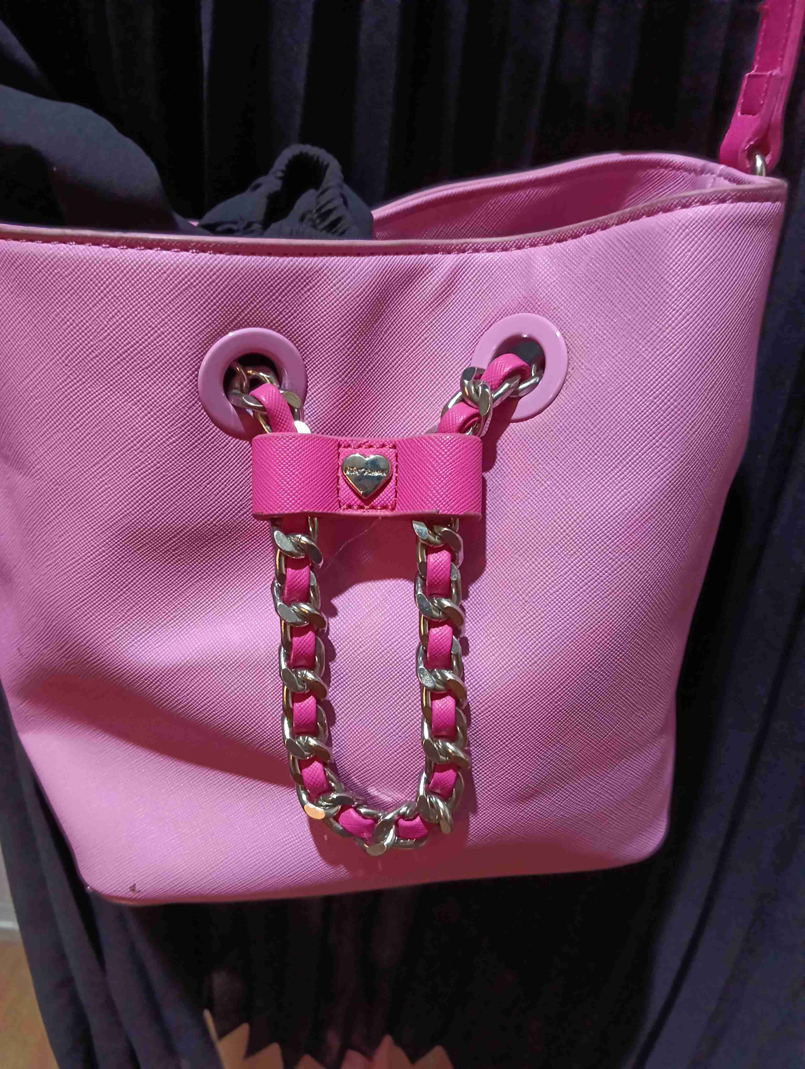 Bolso rosa con cadena decorativa - miniatura 1