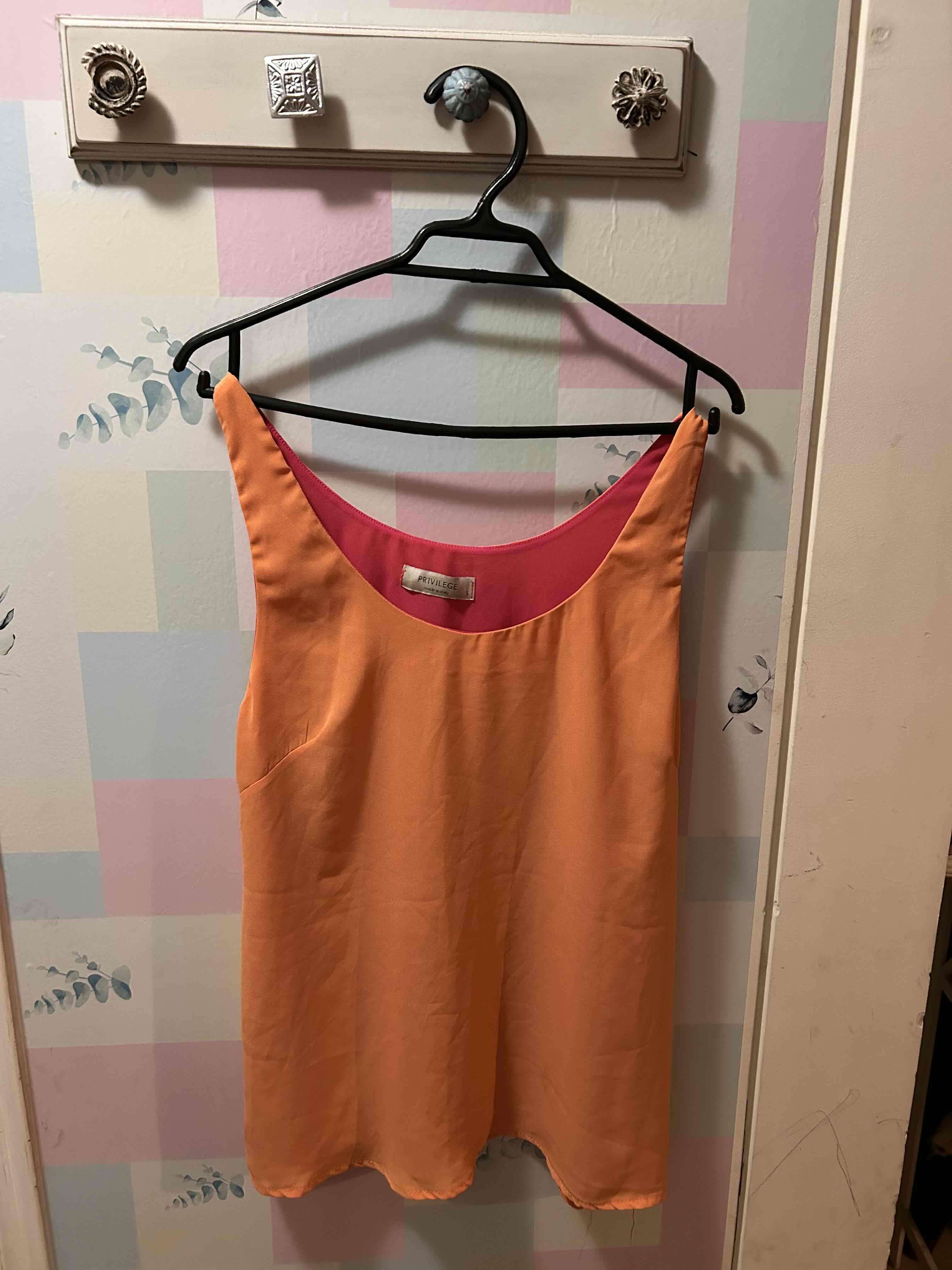 Blusa marca PRIVILEGE sin mangas