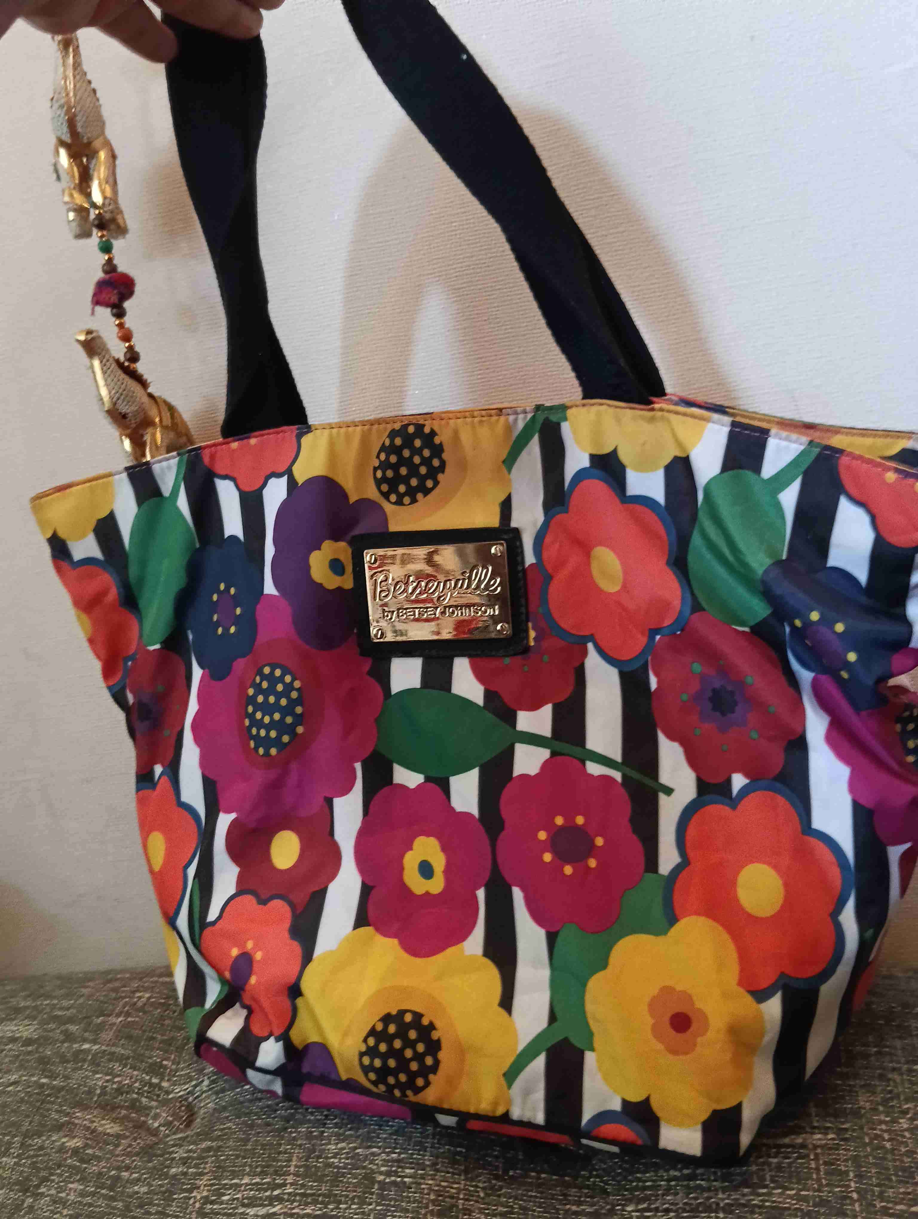 Tote floreado Betsey Johnson - miniatura 1
