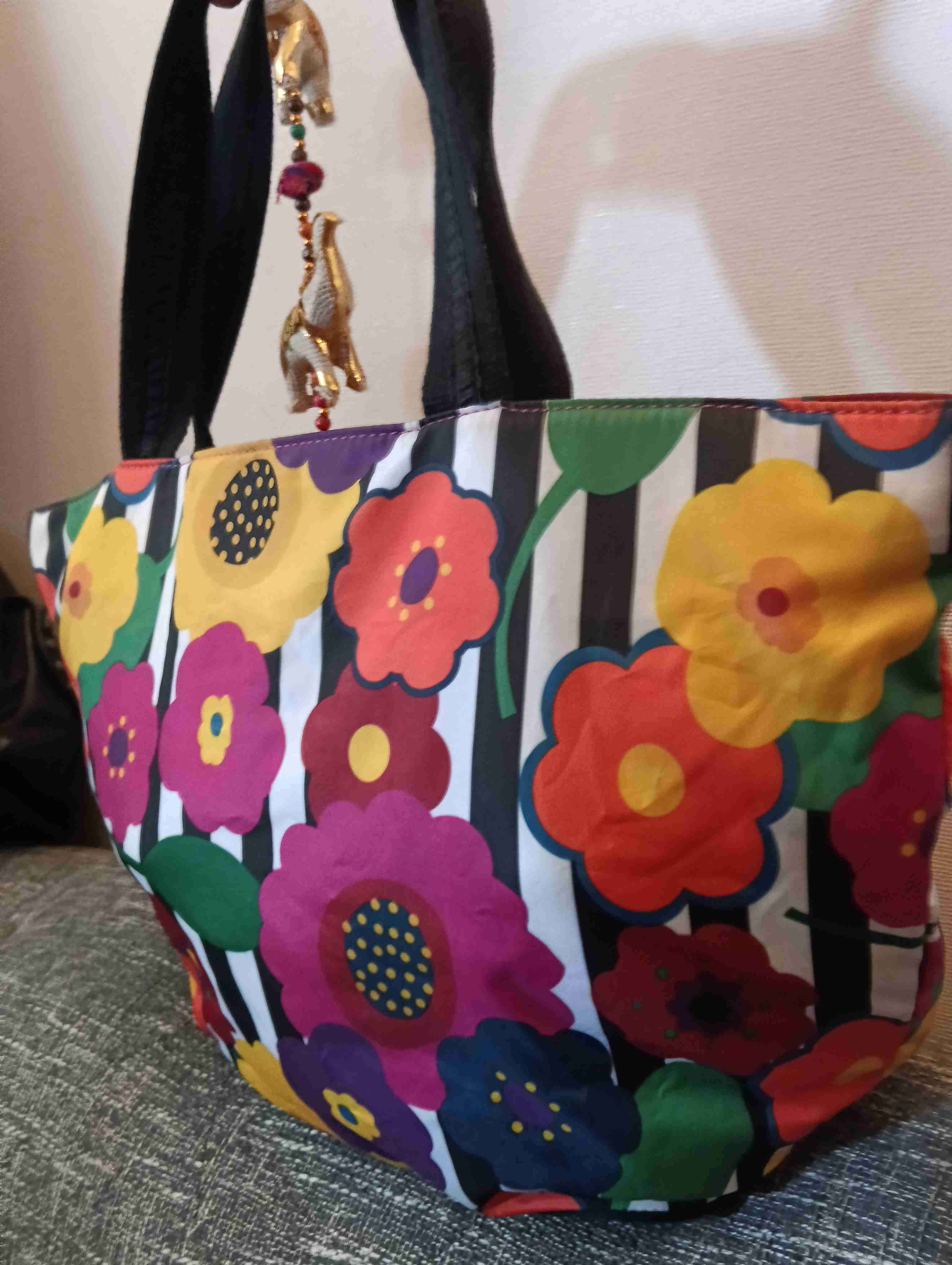 Tote floreado Betsey Johnson - miniatura 2