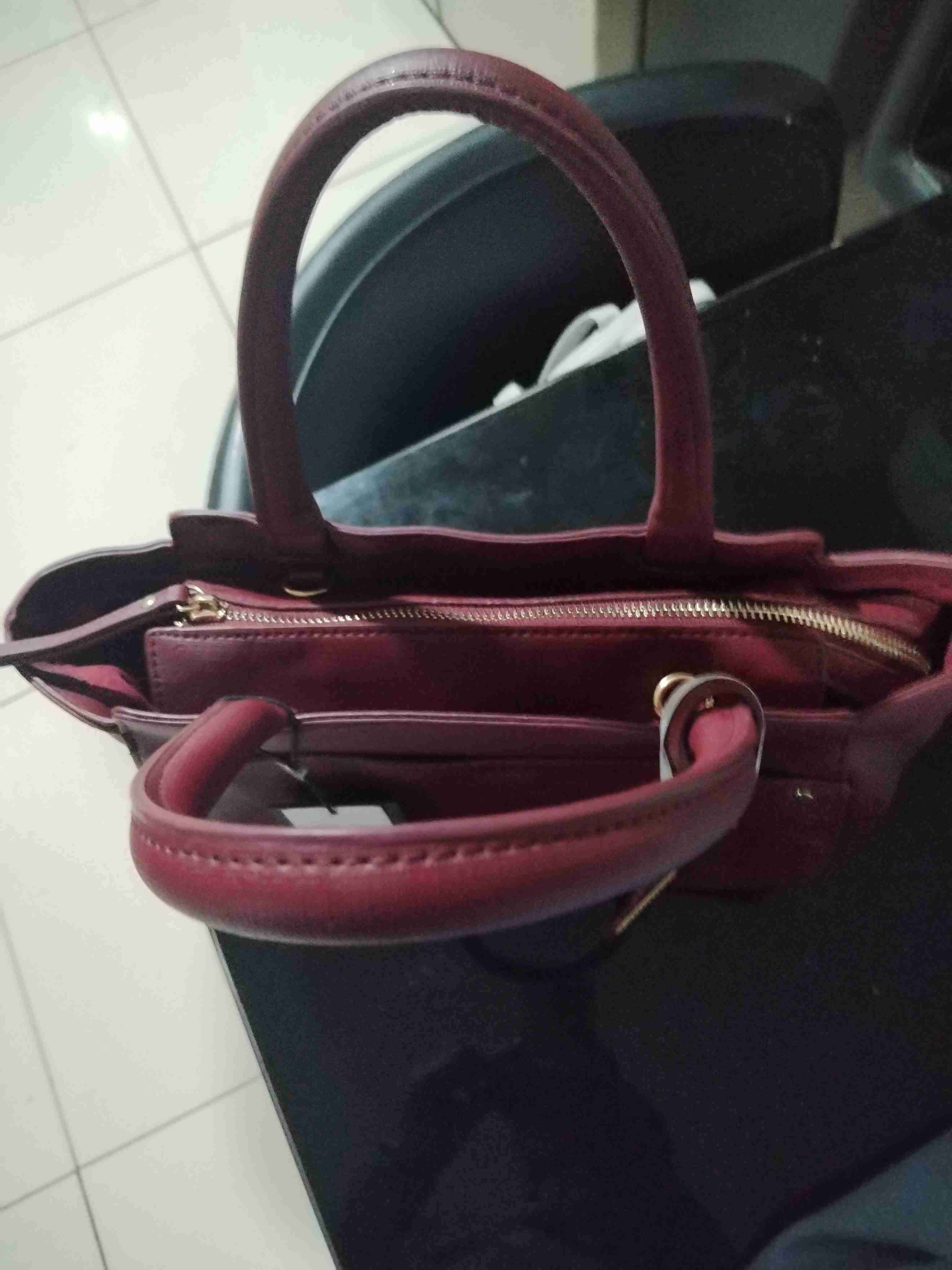 Cartera burdeos con etiquetas - miniatura 3