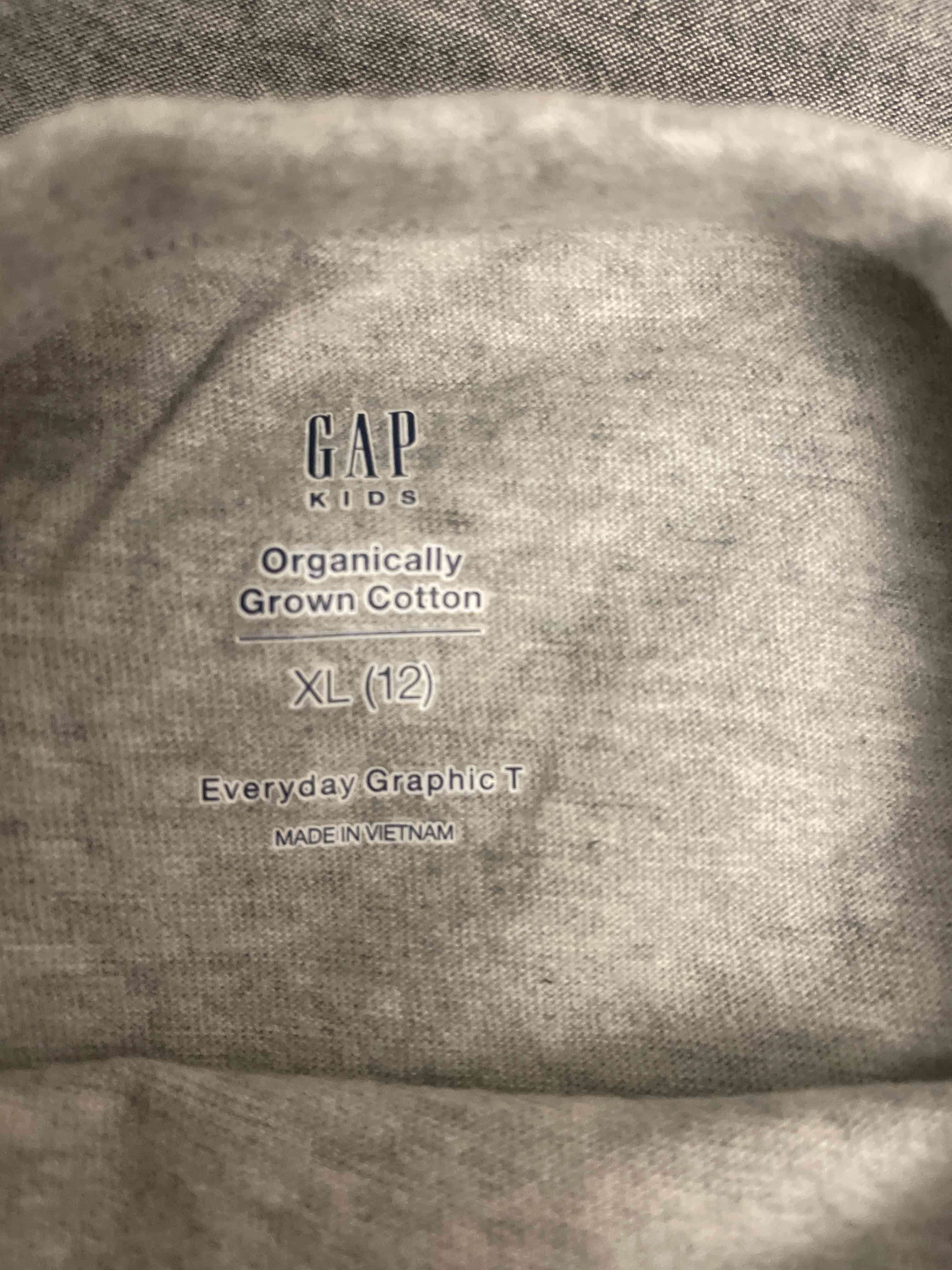 Polera gris con autos de carreras - miniatura 2