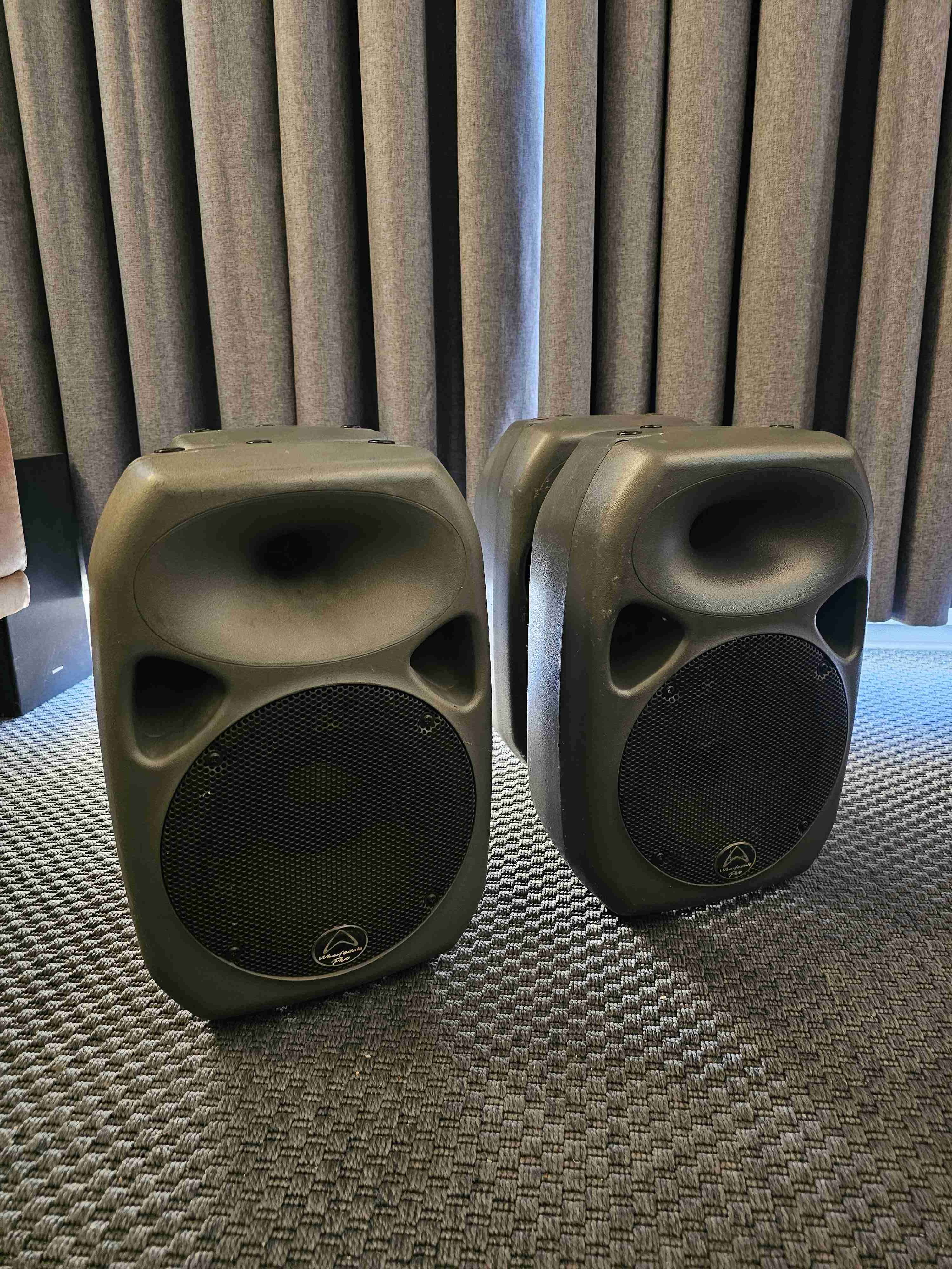 Parlantes titan 8 activos - miniatura 1