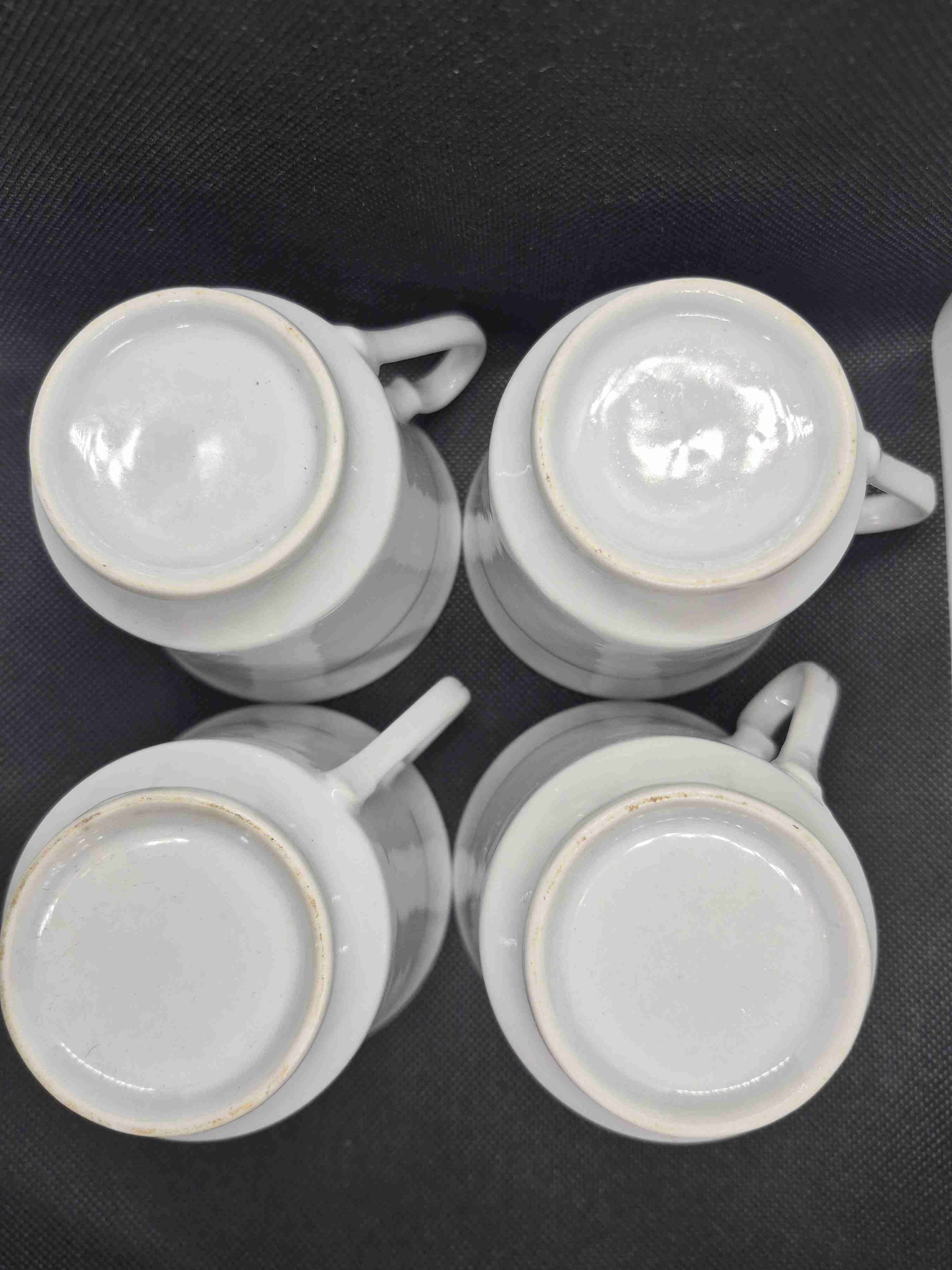 Juego de cuatro tazas de porcelana - 4
