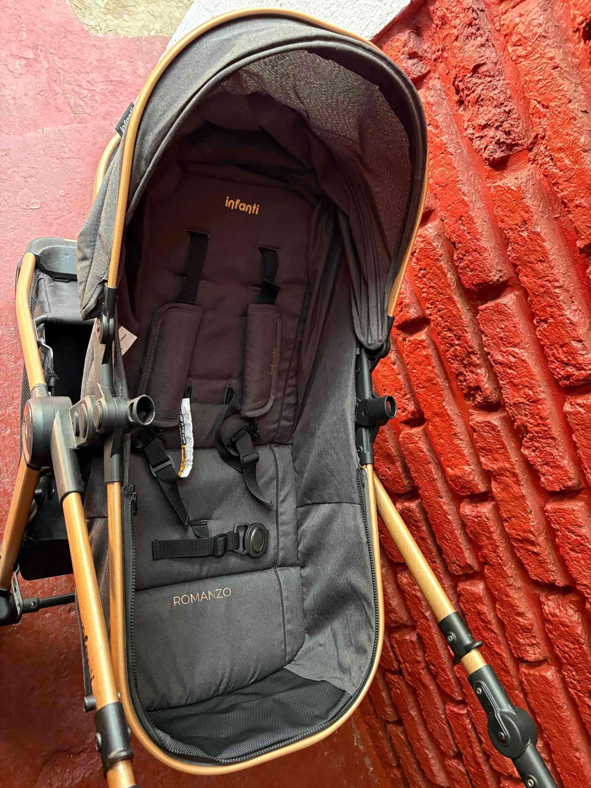 Coche de bebé gris con marco dorado - miniatura 2