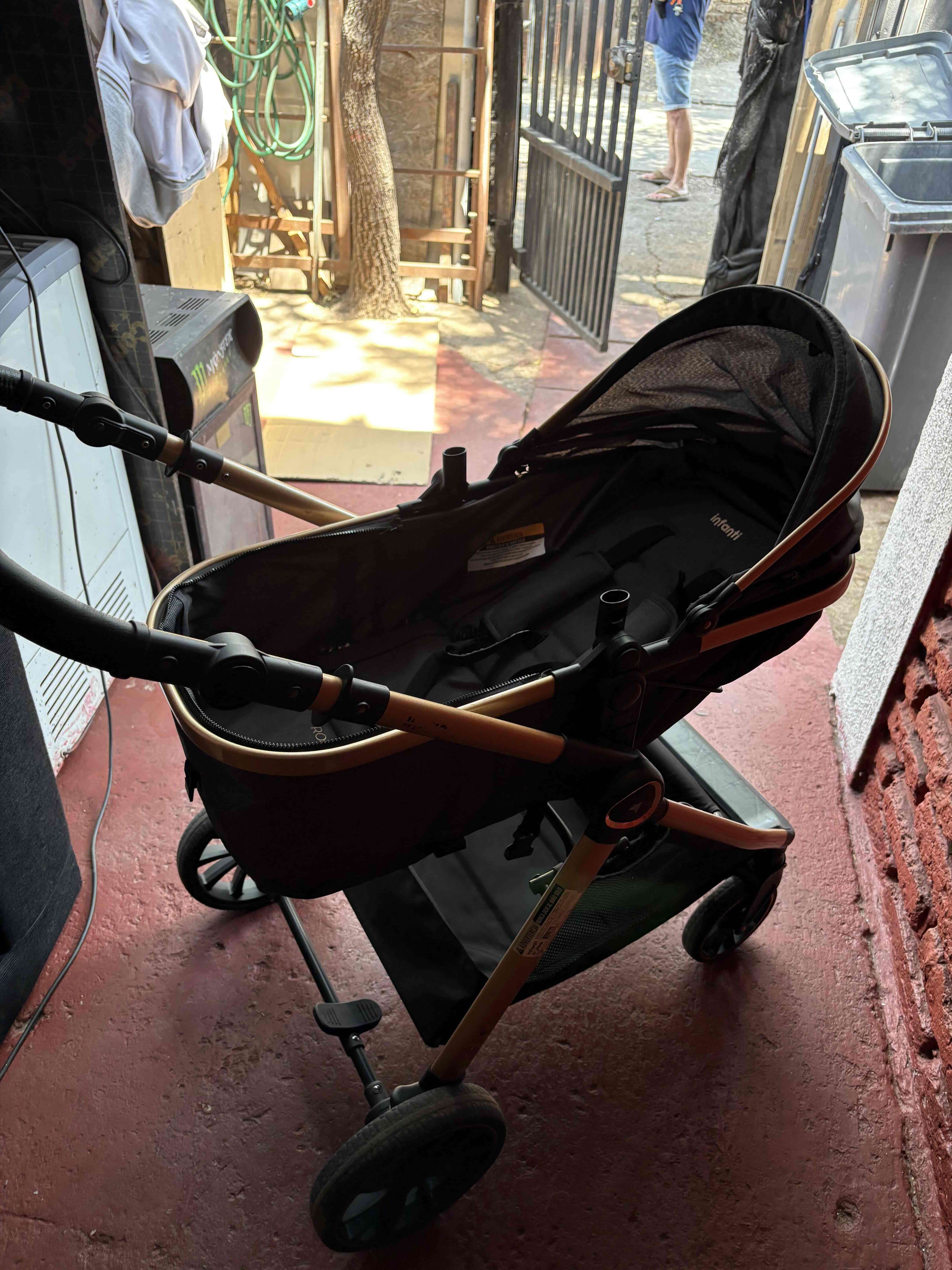 Coche de bebé gris con marco dorado - miniatura 3