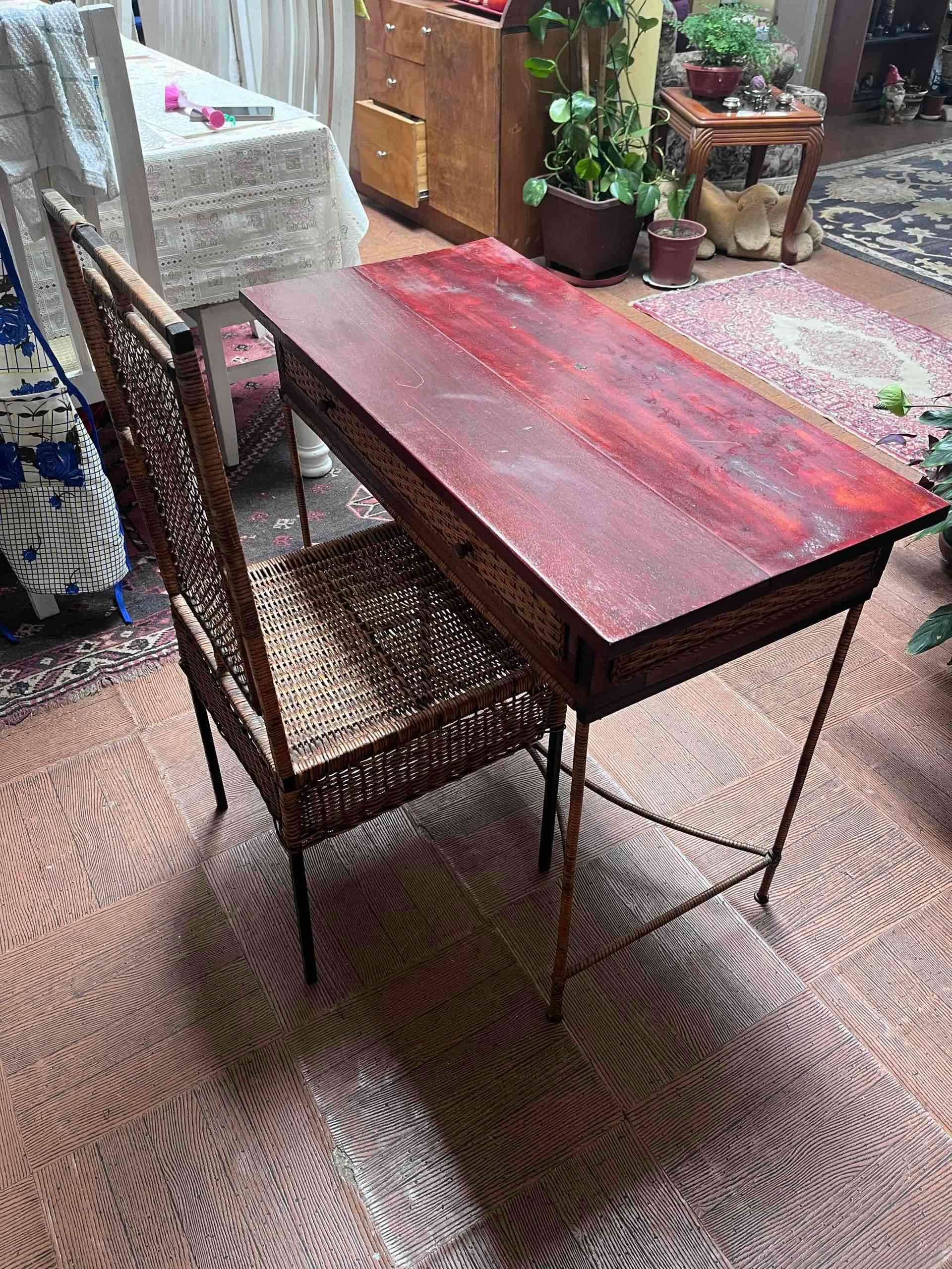 Escritorio de madera con silla - miniatura 1