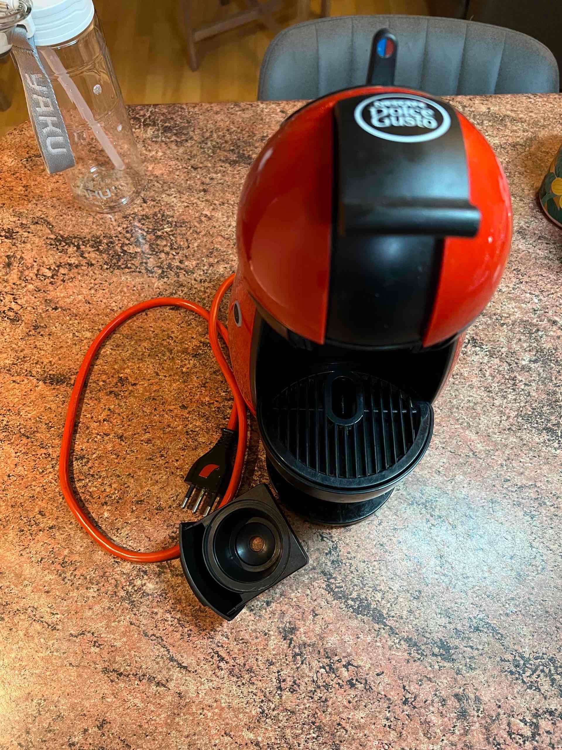 Cafetera Dolce Gusto roja - miniatura 1