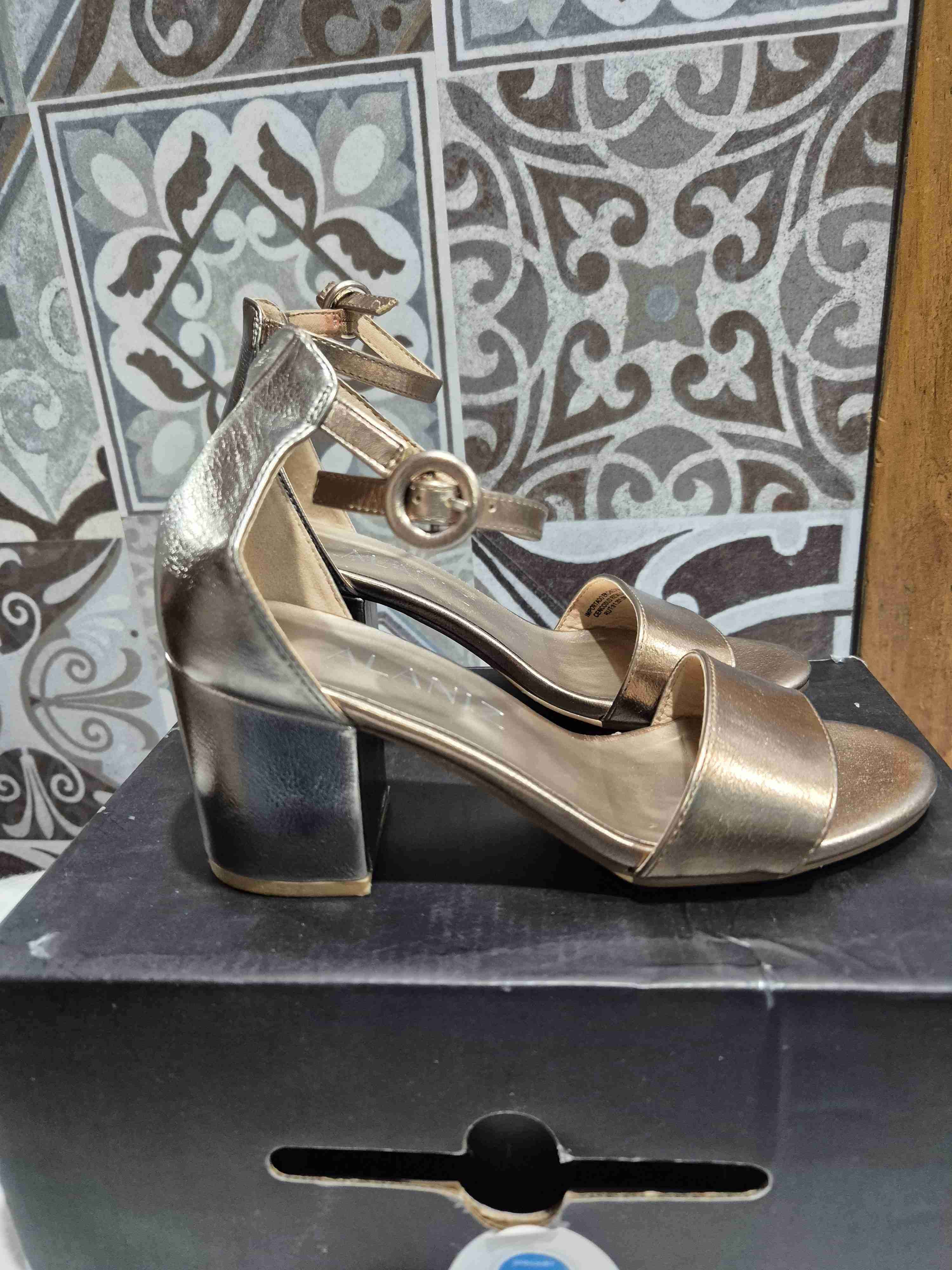 Sandalias doradas de tacón medio - miniatura 2