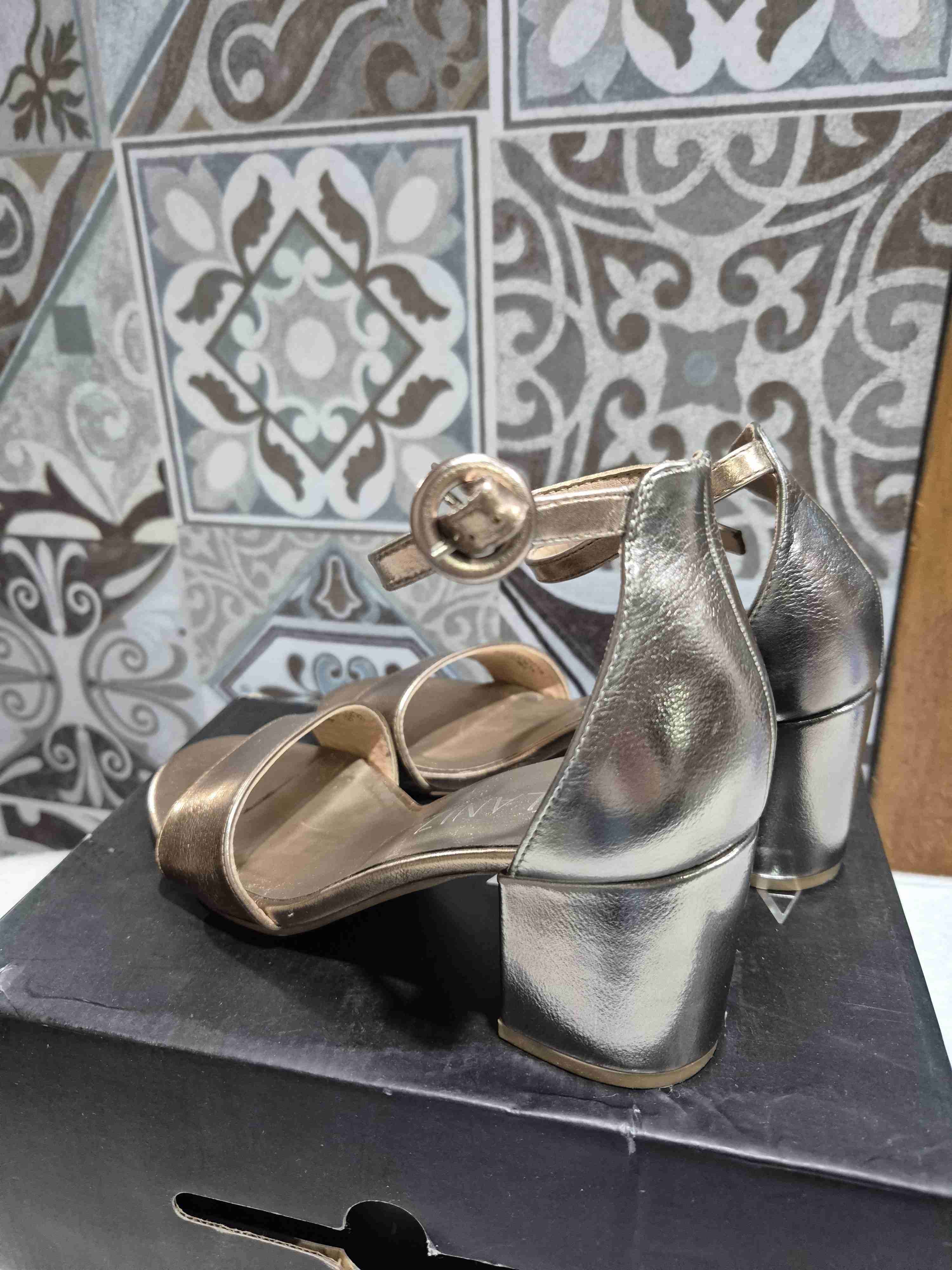 Sandalias doradas de tacón medio - miniatura 3