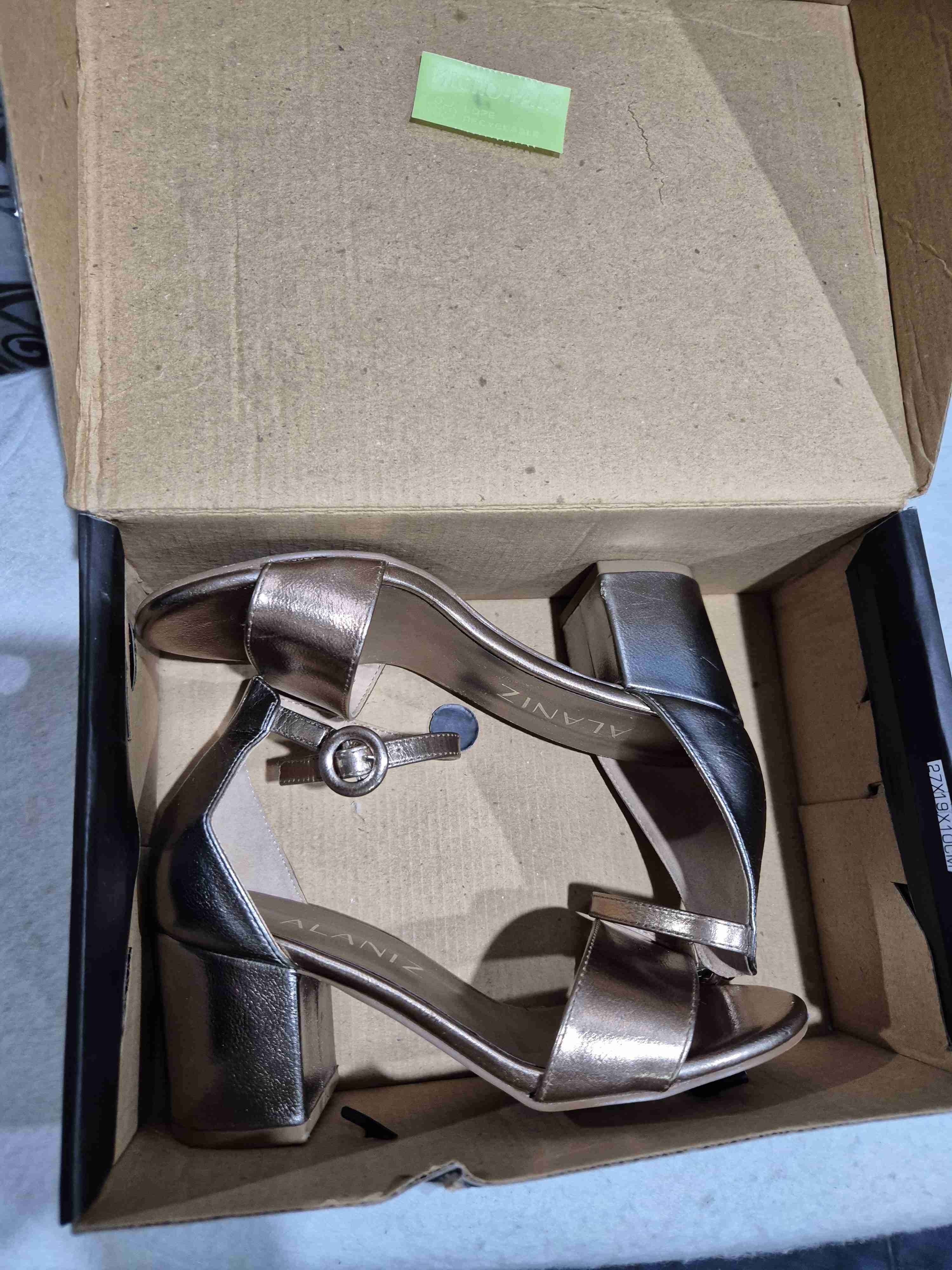 Sandalias doradas de tacón medio - miniatura 4