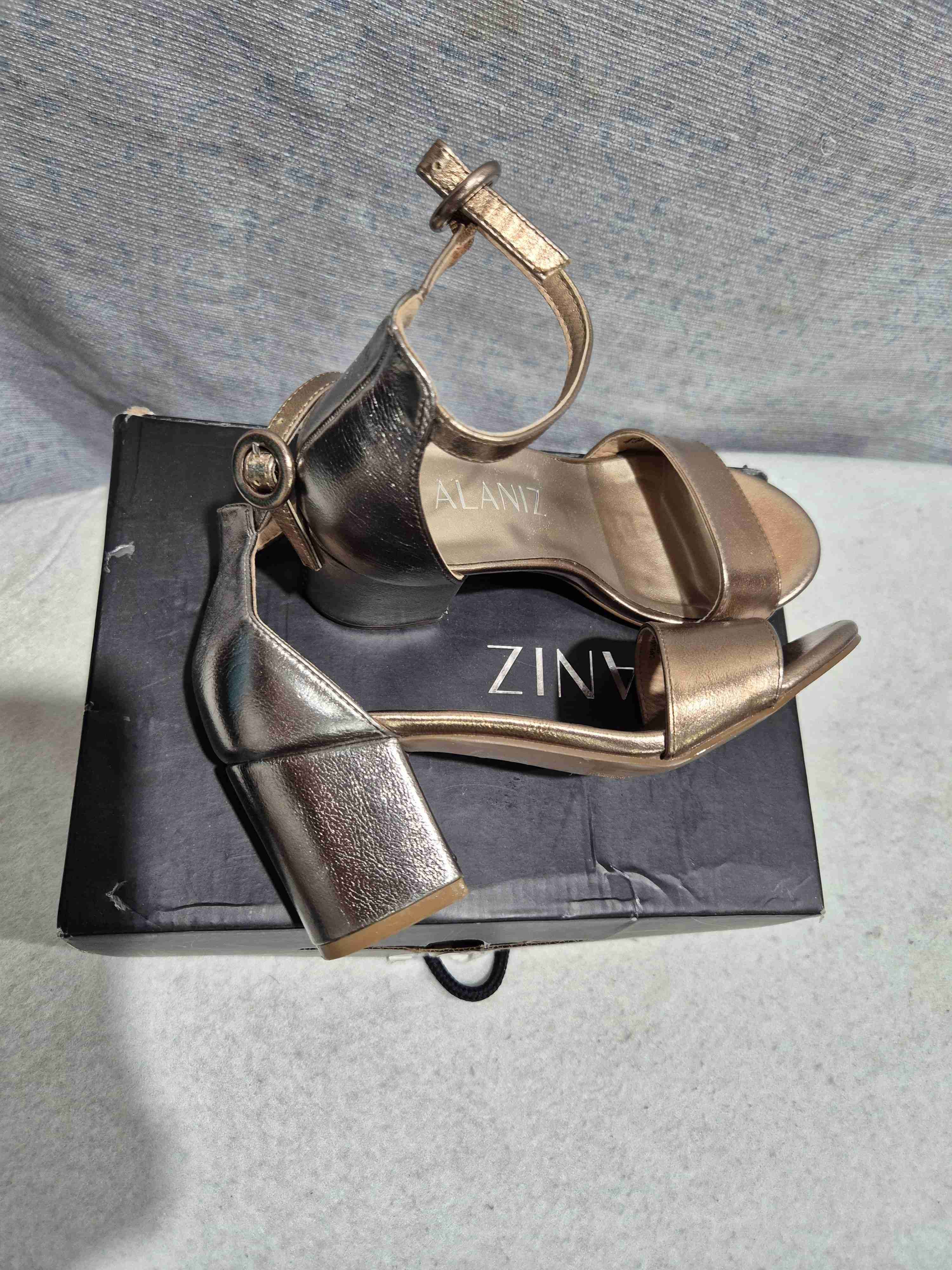 Sandalias doradas de tacón medio - miniatura 5