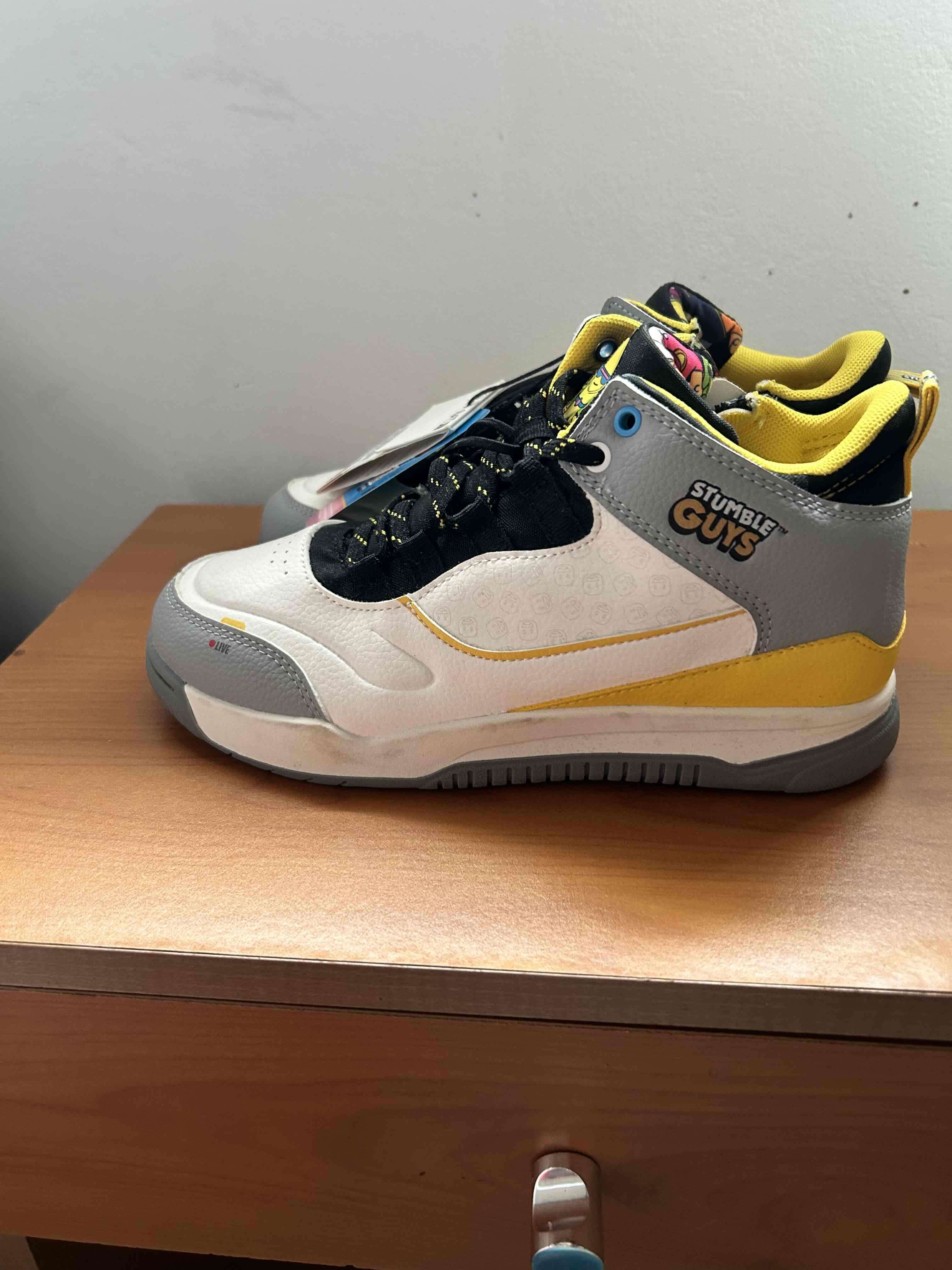 Zapatillas Stumble Guys blancas y amarillas - miniatura 1