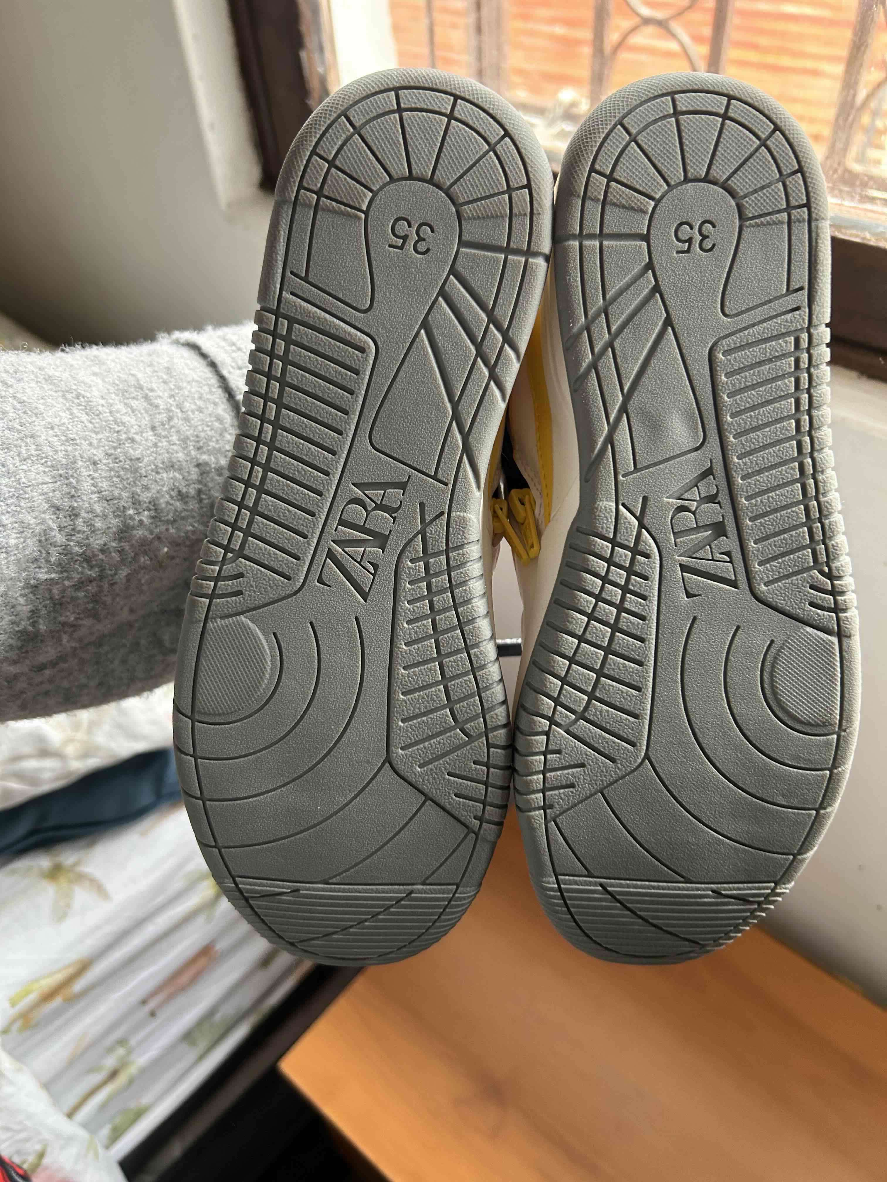 Zapatillas Stumble Guys blancas y amarillas - miniatura 3