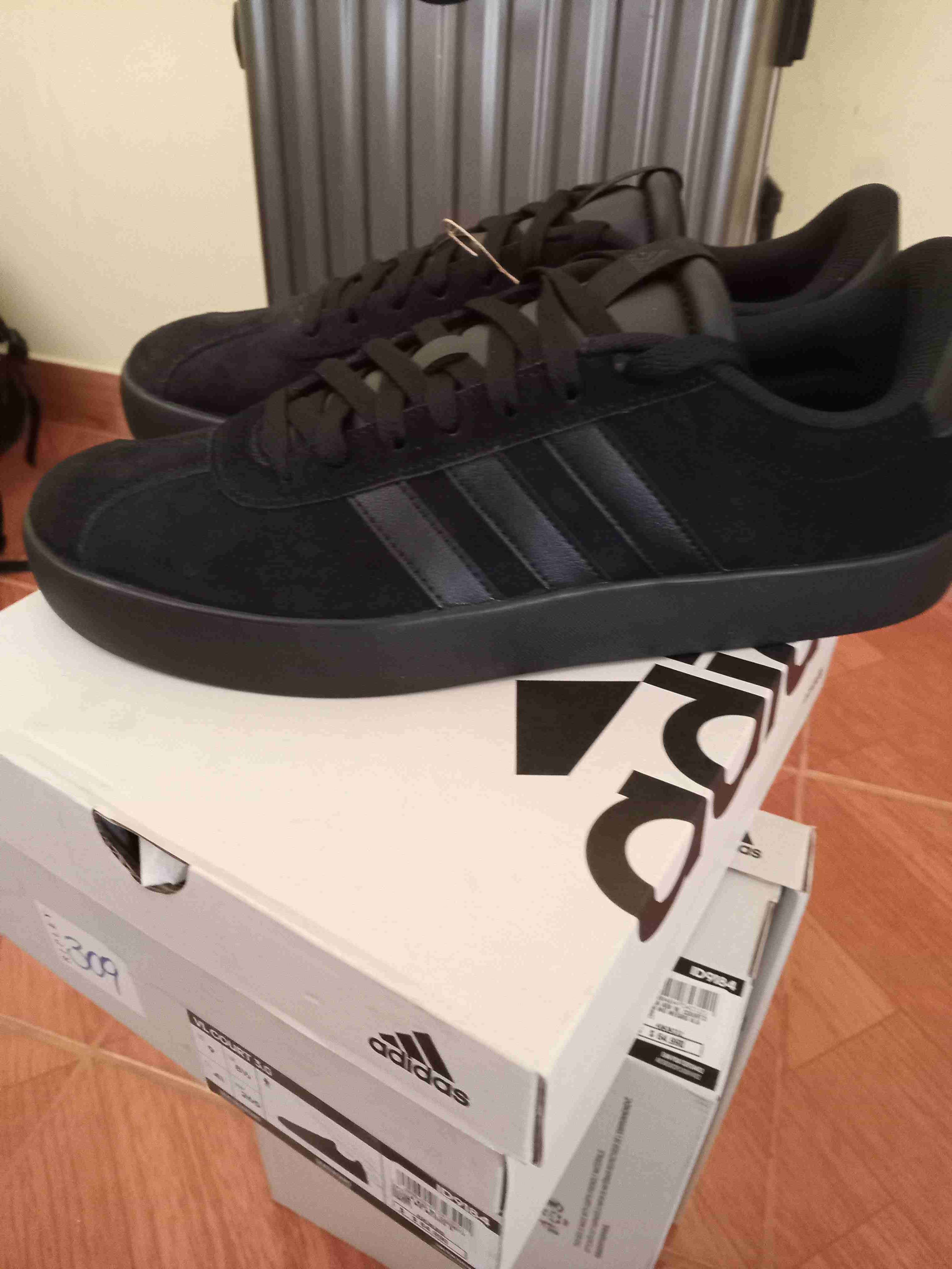 Zapatillas Adidas negras nuevas - miniatura 1