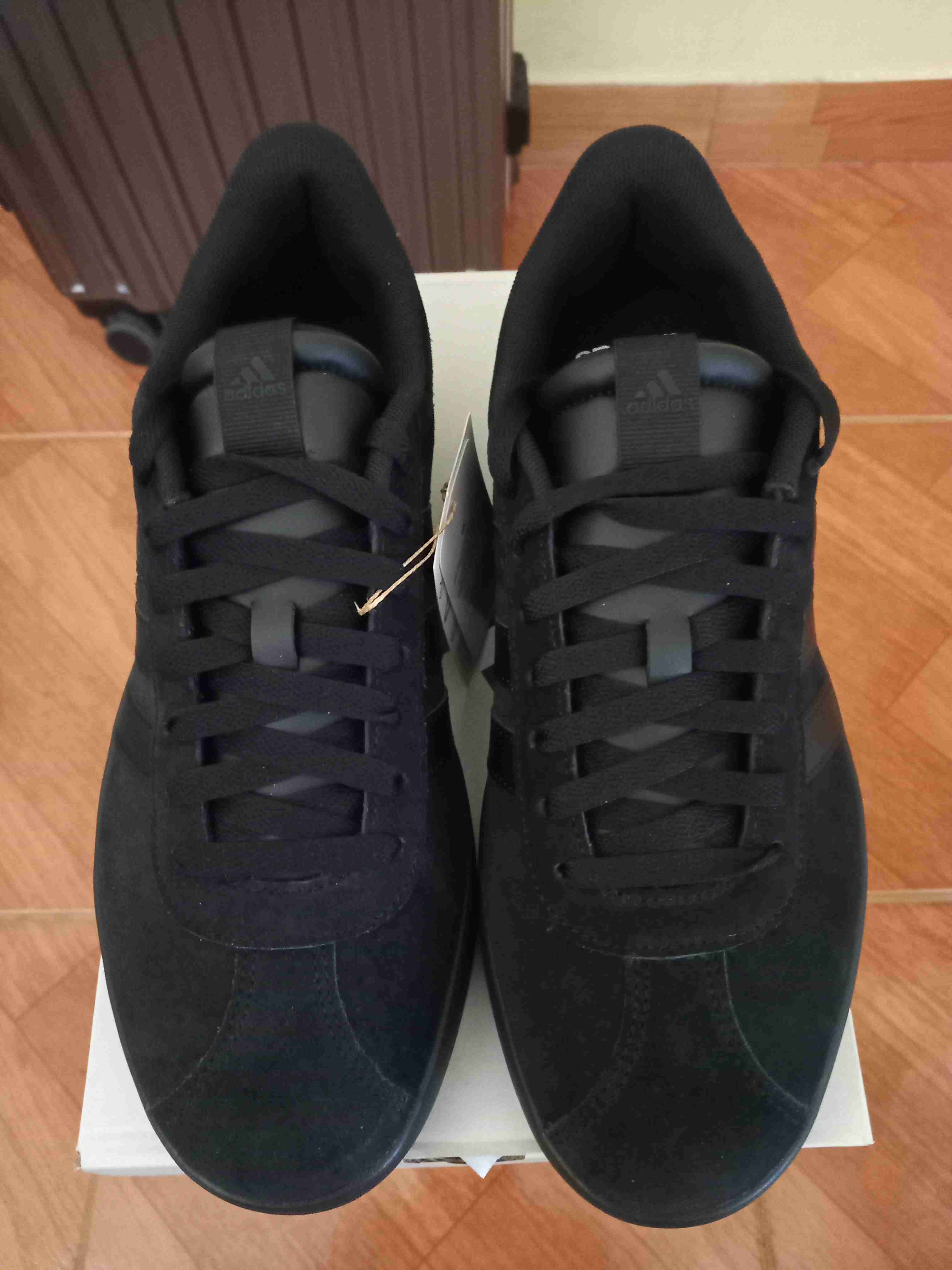 Zapatillas Adidas negras nuevas - miniatura 2