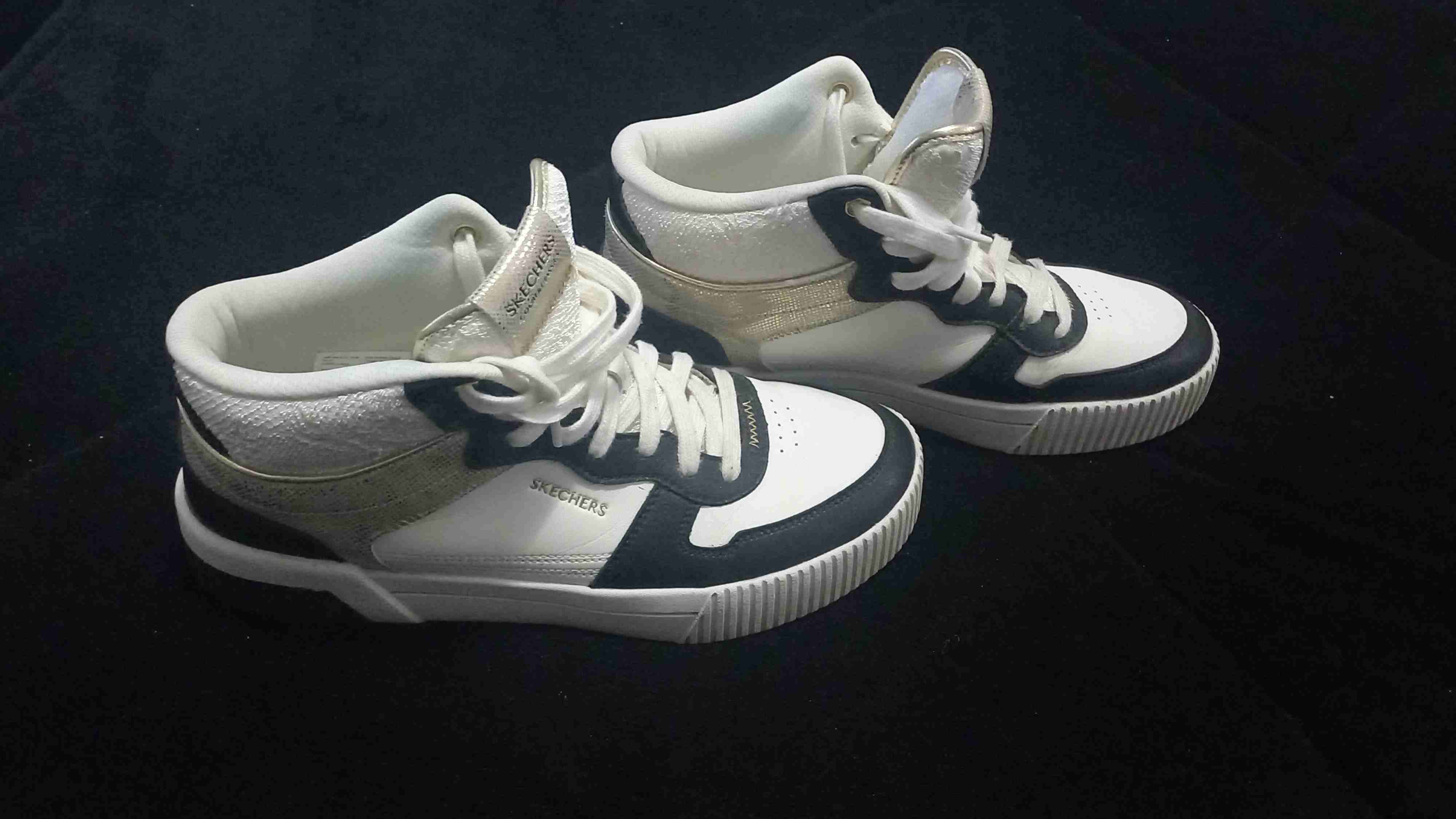 Zapatillas sckechers blancas y negras con detalles