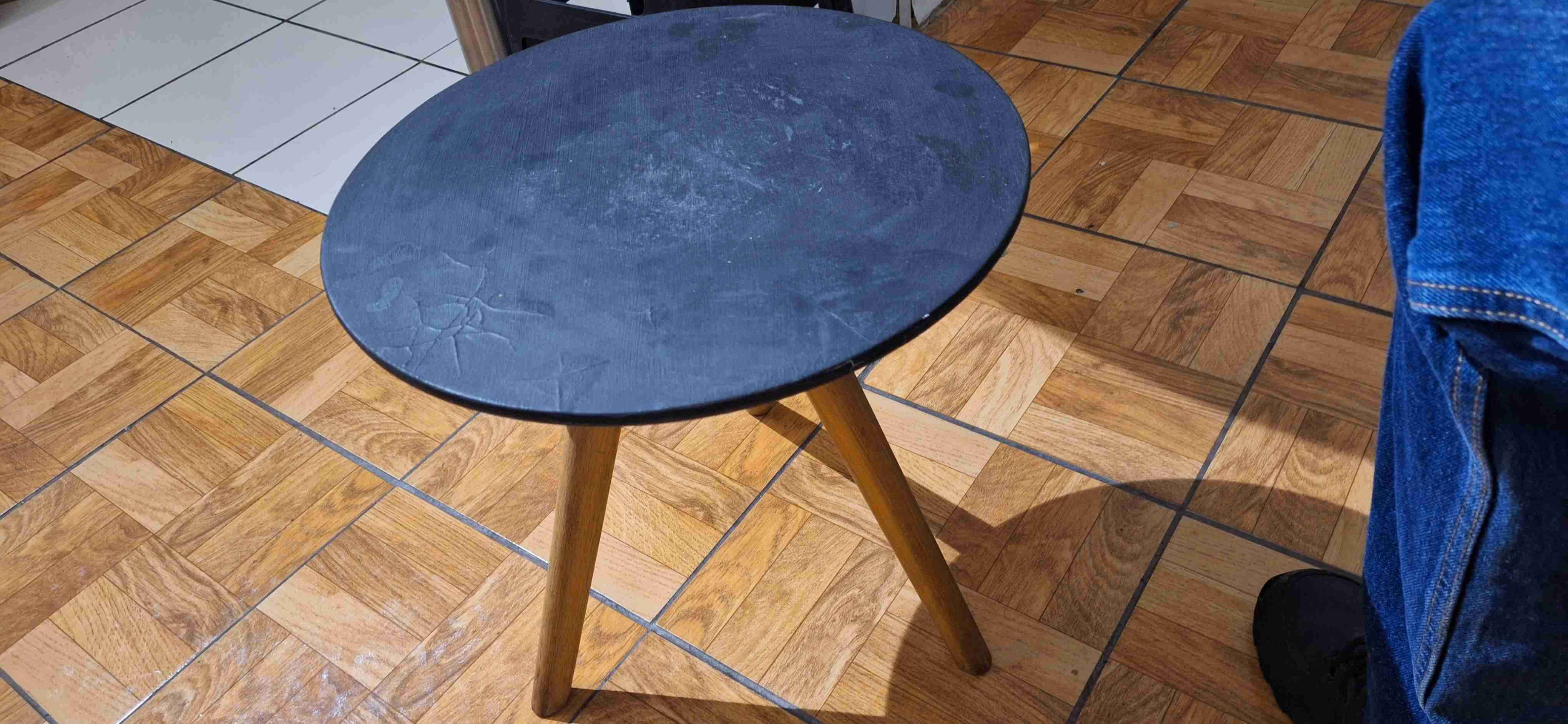 Mesa redonda negra pequeña - miniatura 1