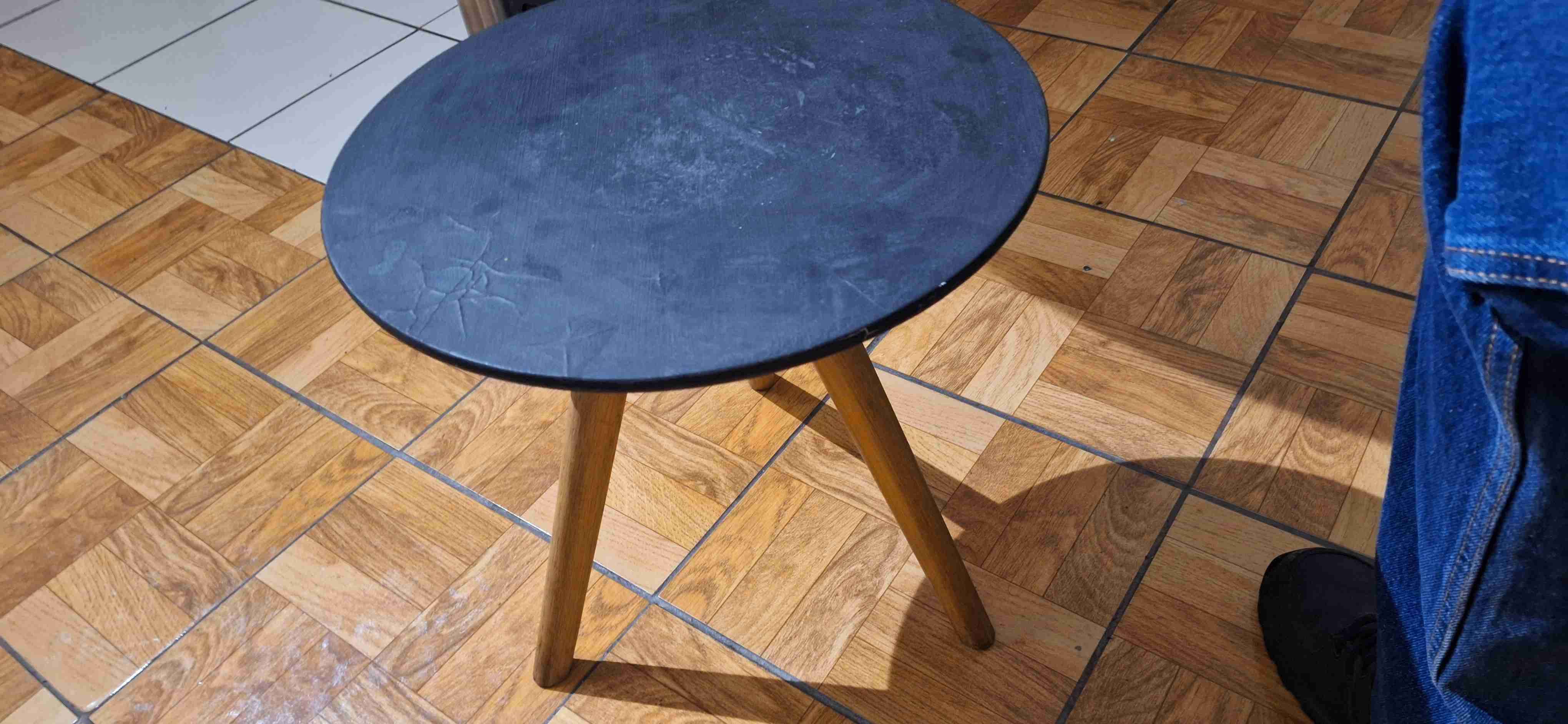 Mesa redonda negra pequeña - miniatura 2