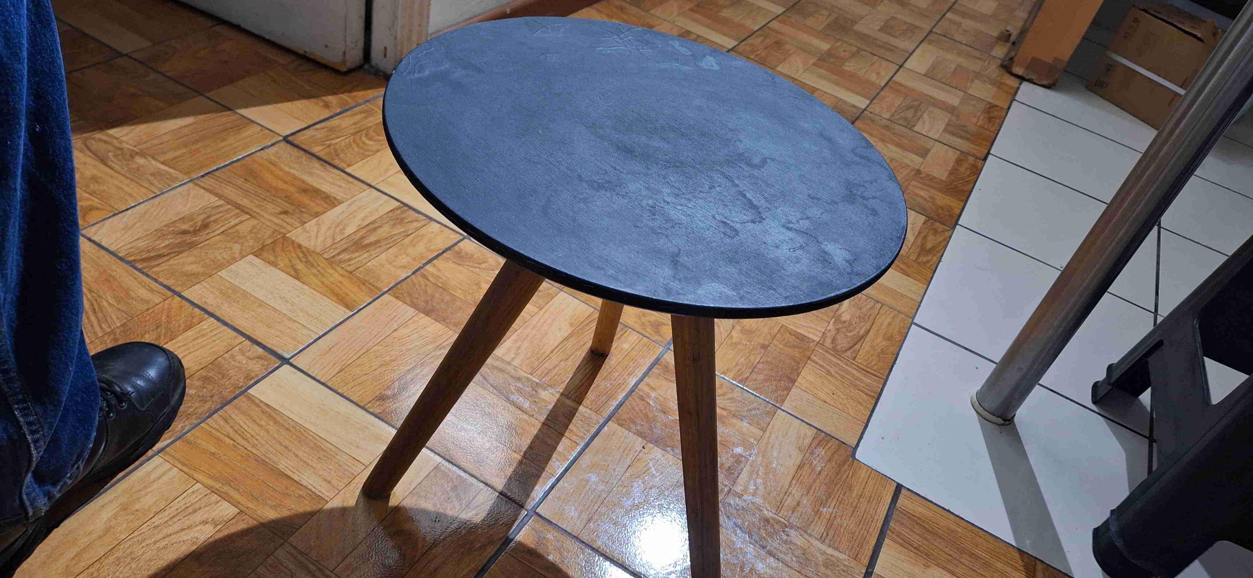 Mesa redonda negra pequeña - miniatura 3