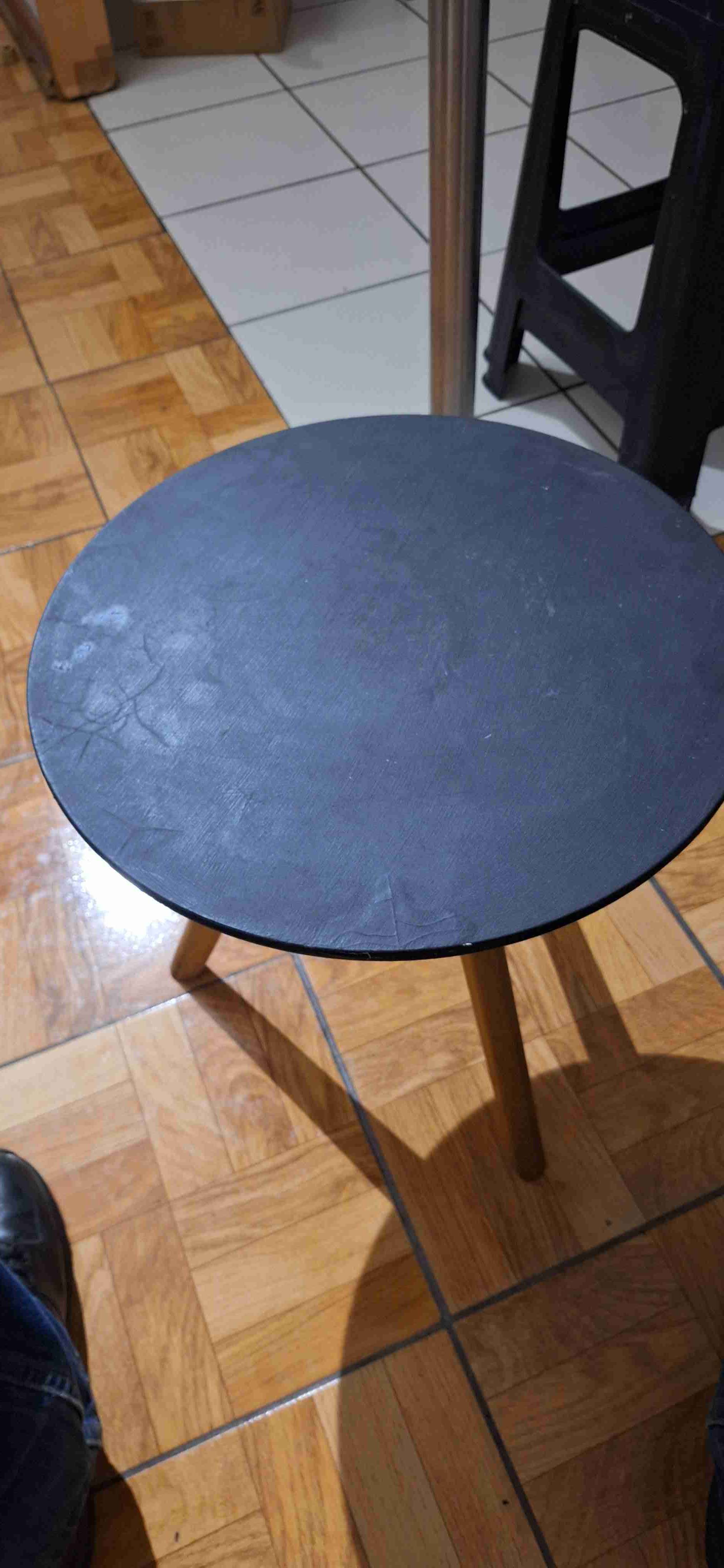 Mesa redonda negra pequeña - miniatura 4