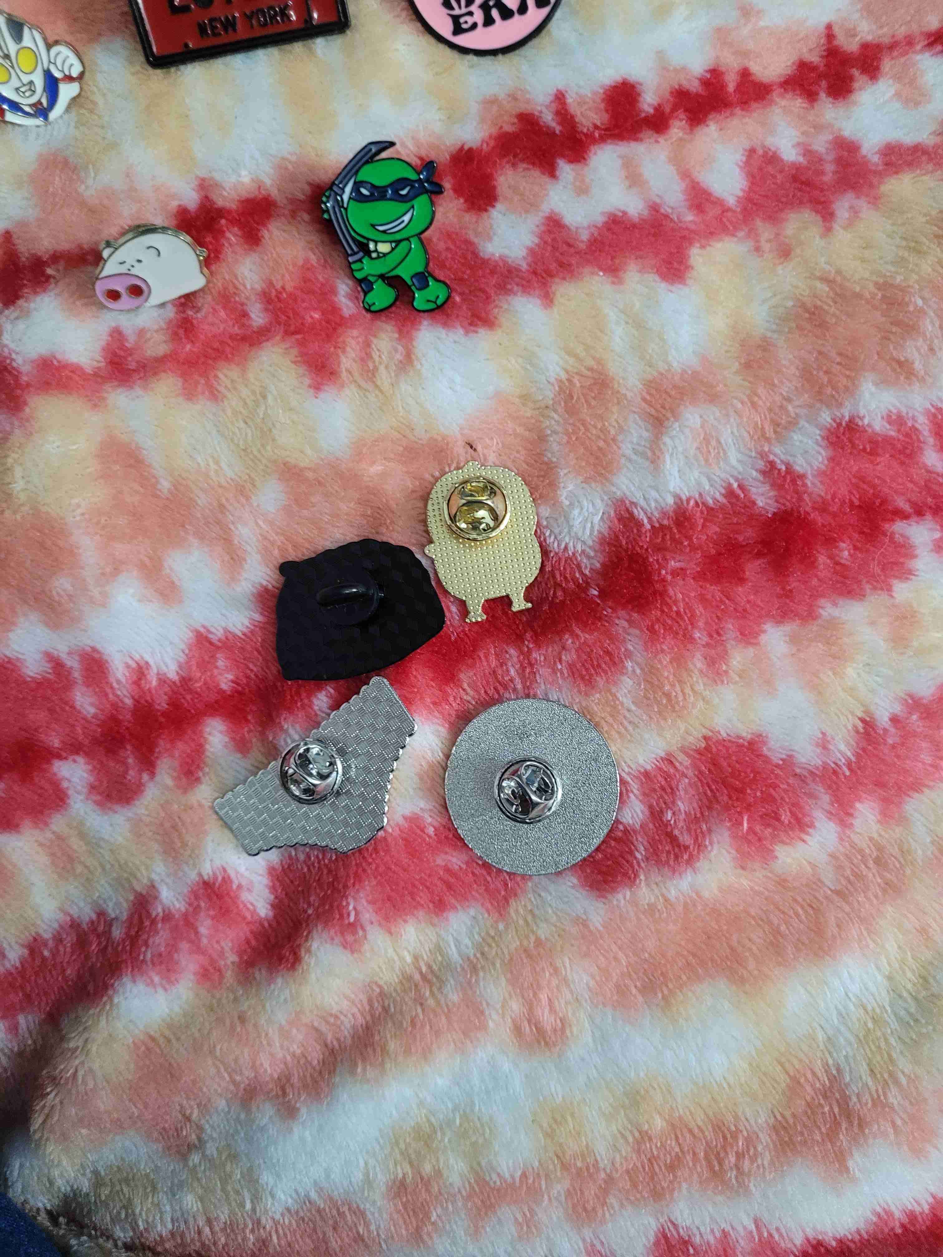 Lote de 28 pines en colores variados - 2