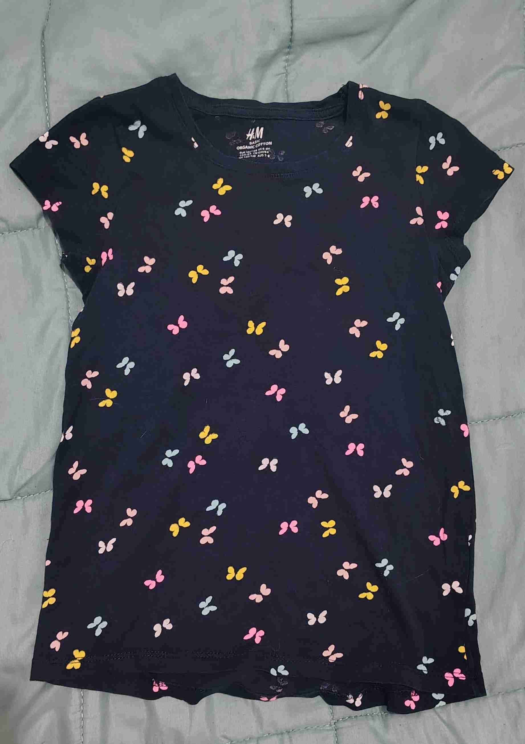 Polera H&M negra mariposas