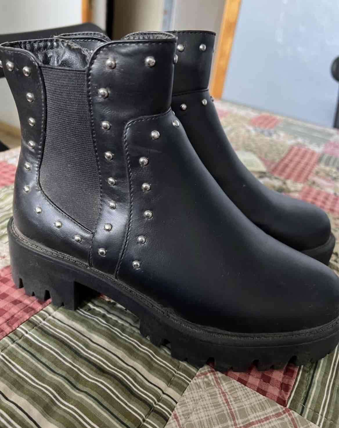 Botas negras con tachas - miniatura 2