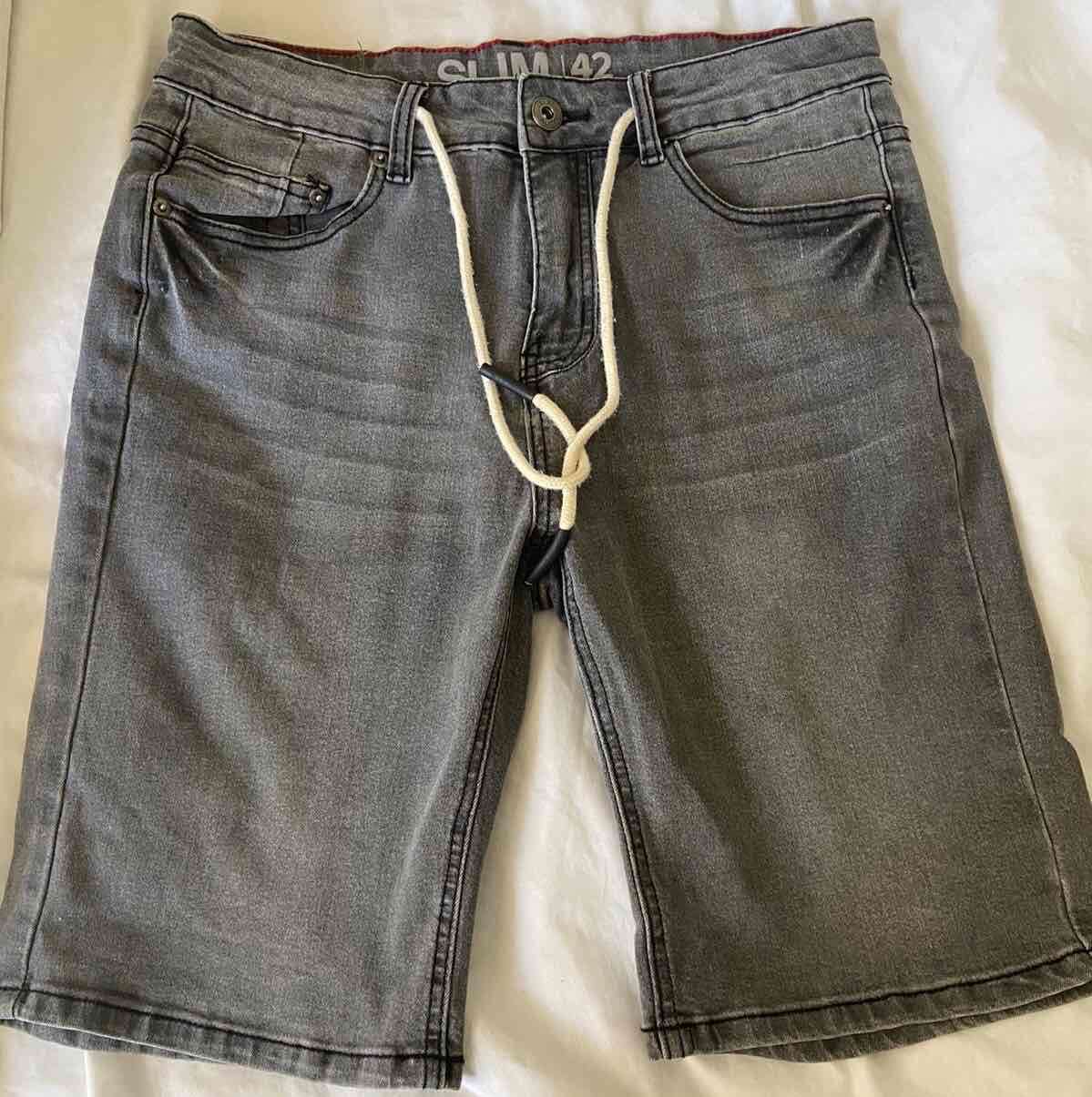 Shorts de mezclilla gris