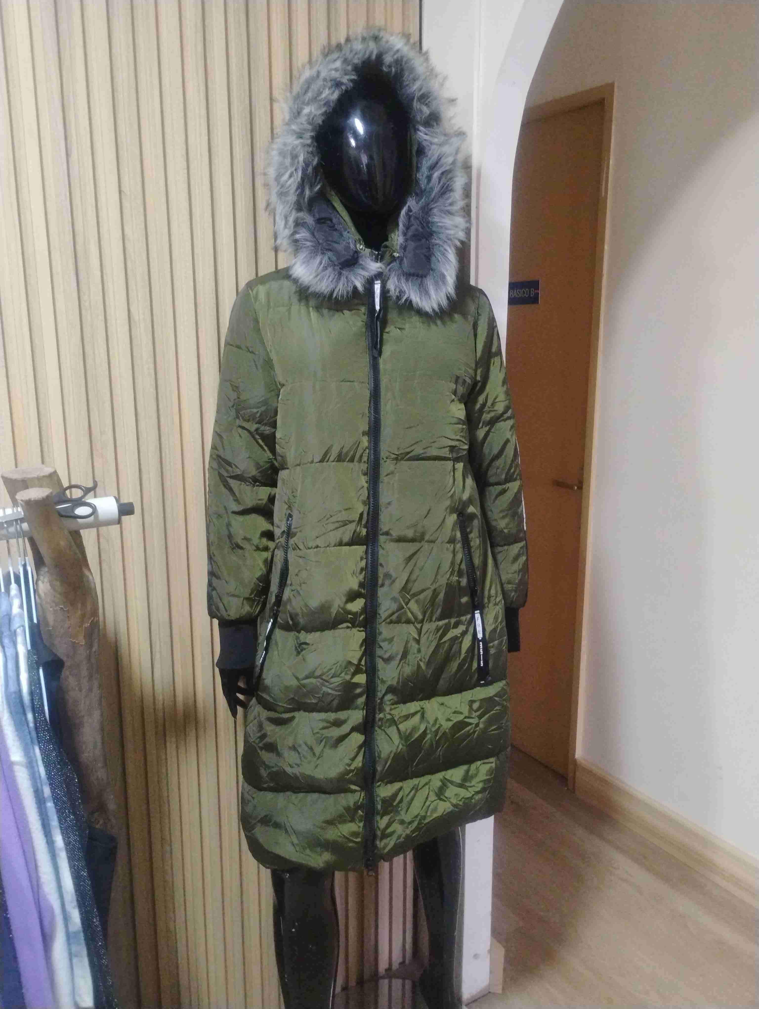 Abrigo largo verde con capucha