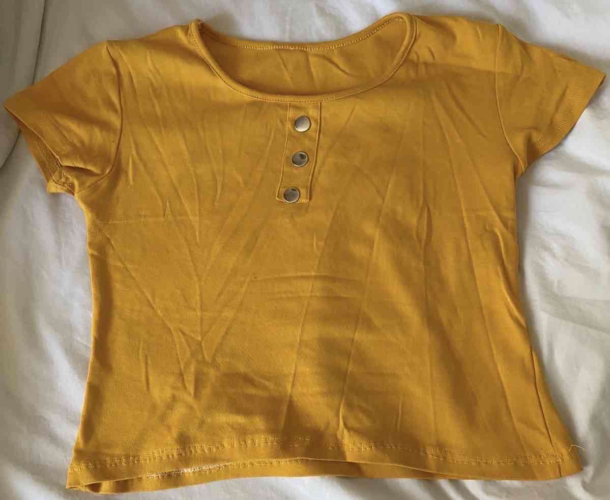 Polera amarilla con botones