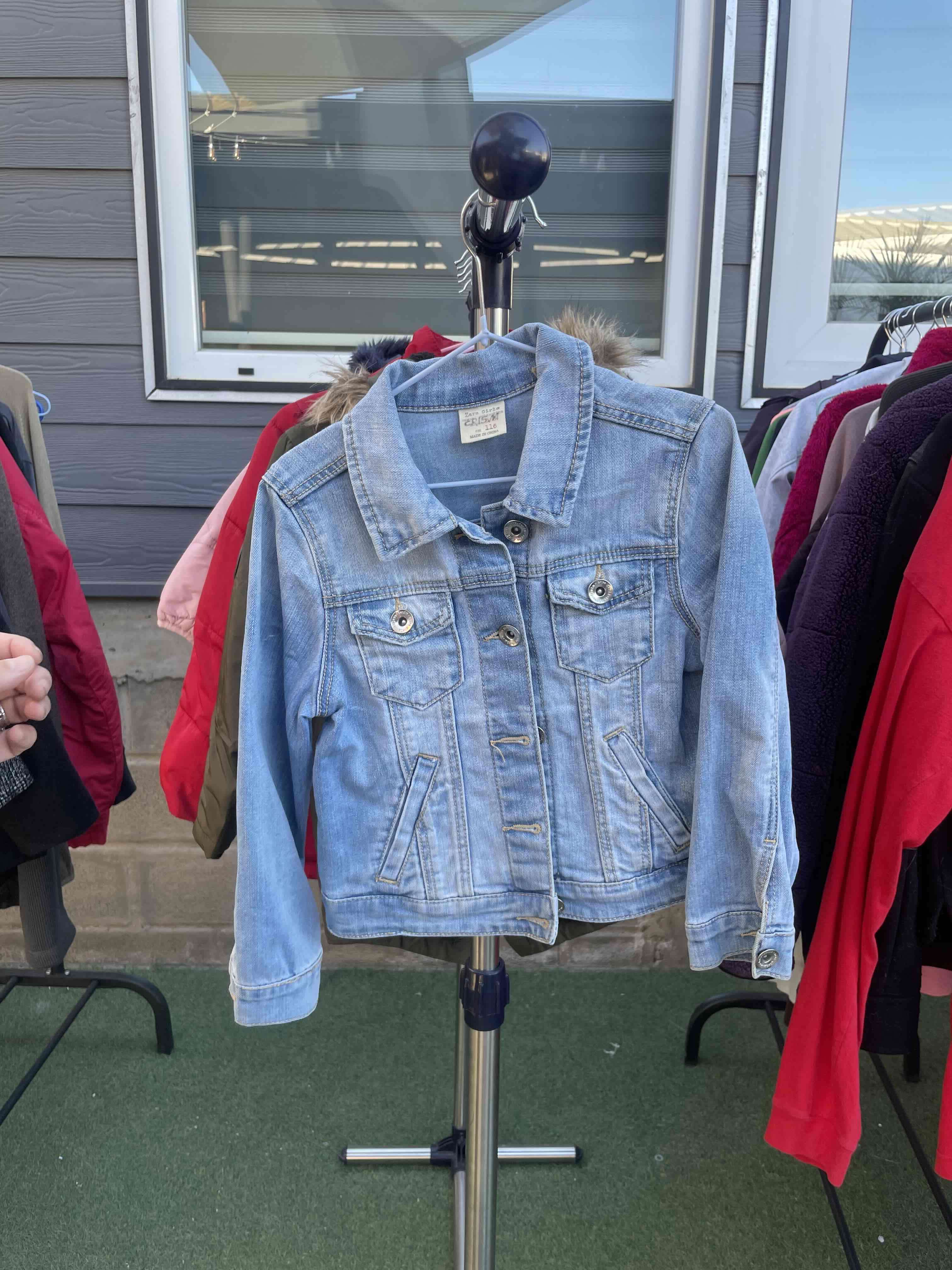 Chaqueta Zara de mezclilla azul claro de niña. - miniatura 1