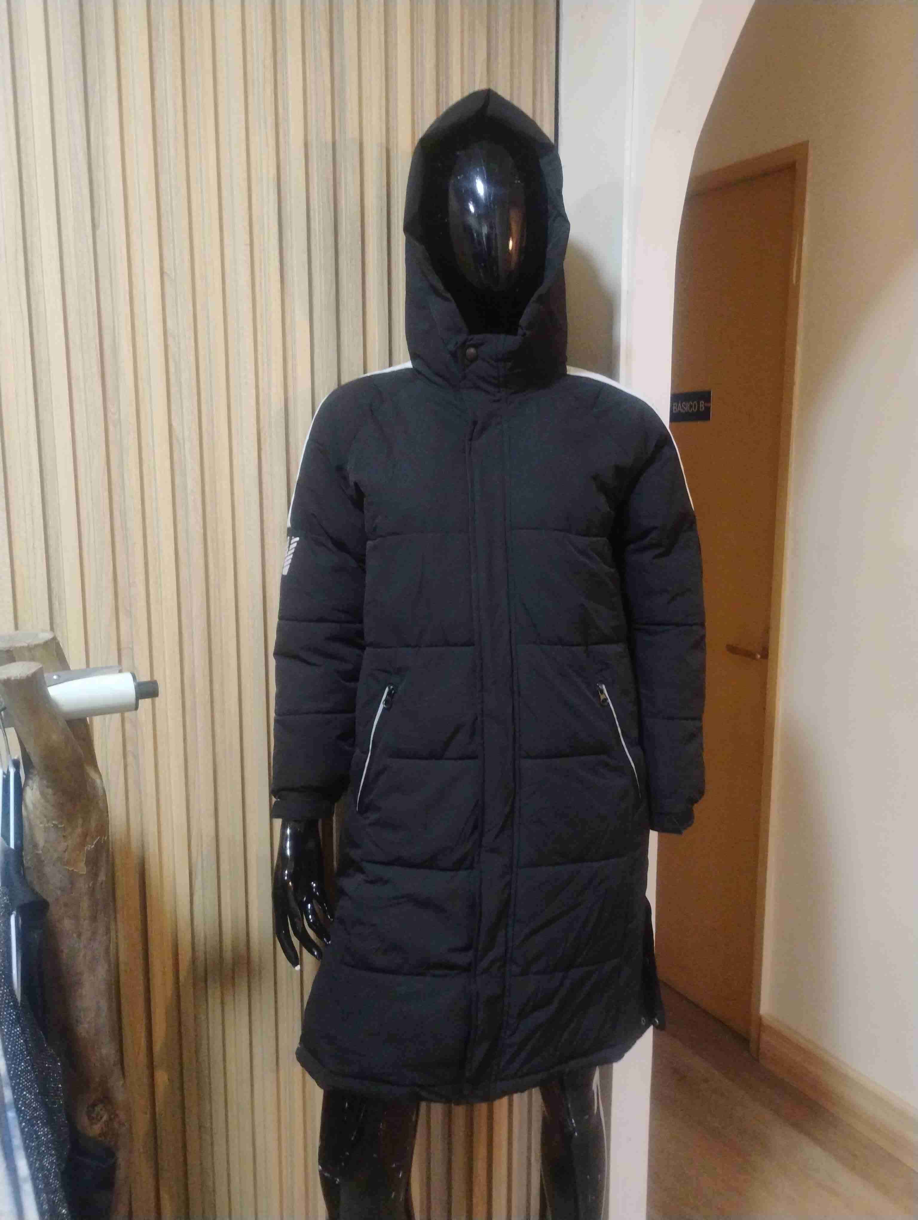 Abrigo negro con capucha - miniatura 1