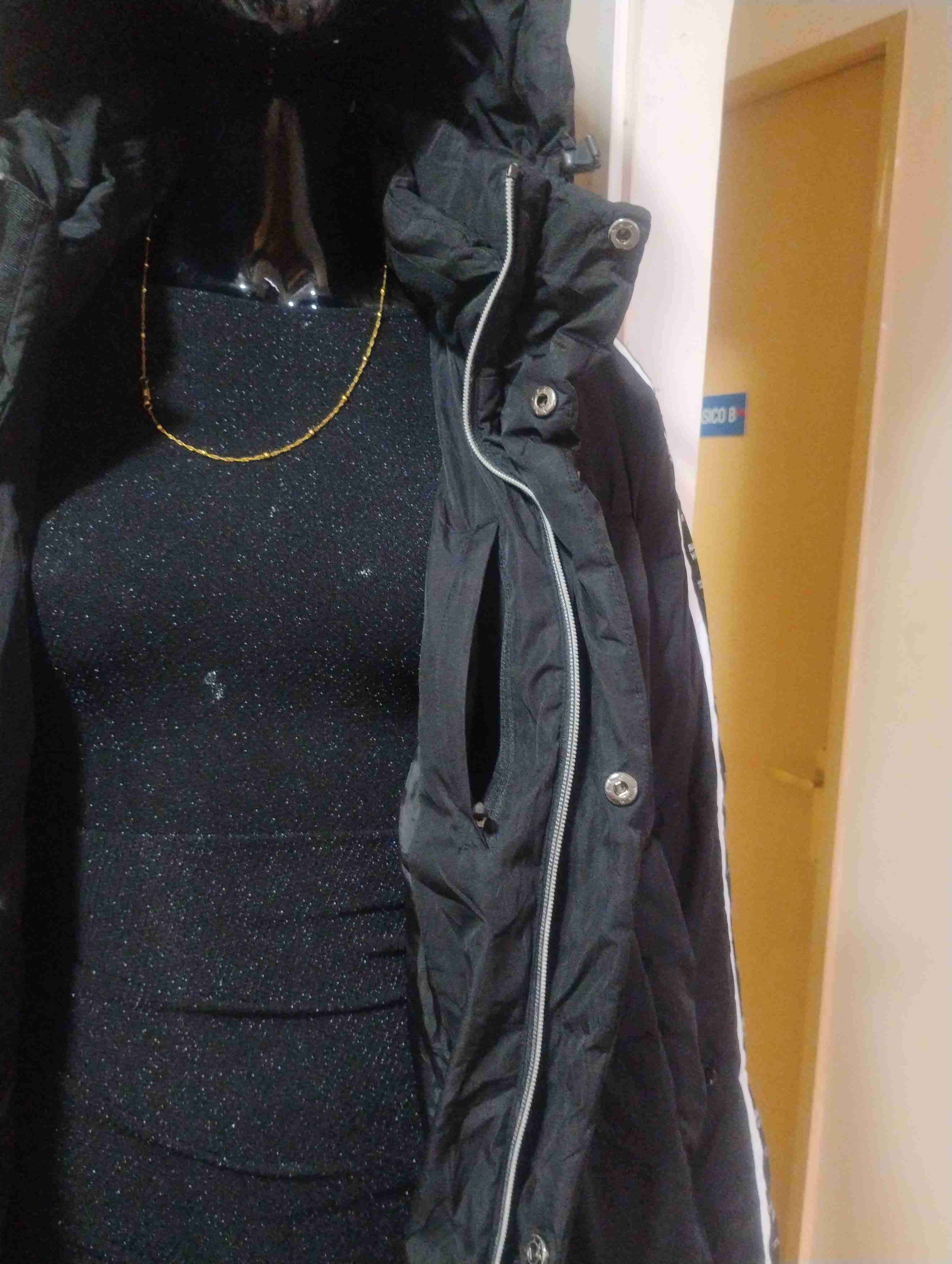 Abrigo negro con capucha - miniatura 3