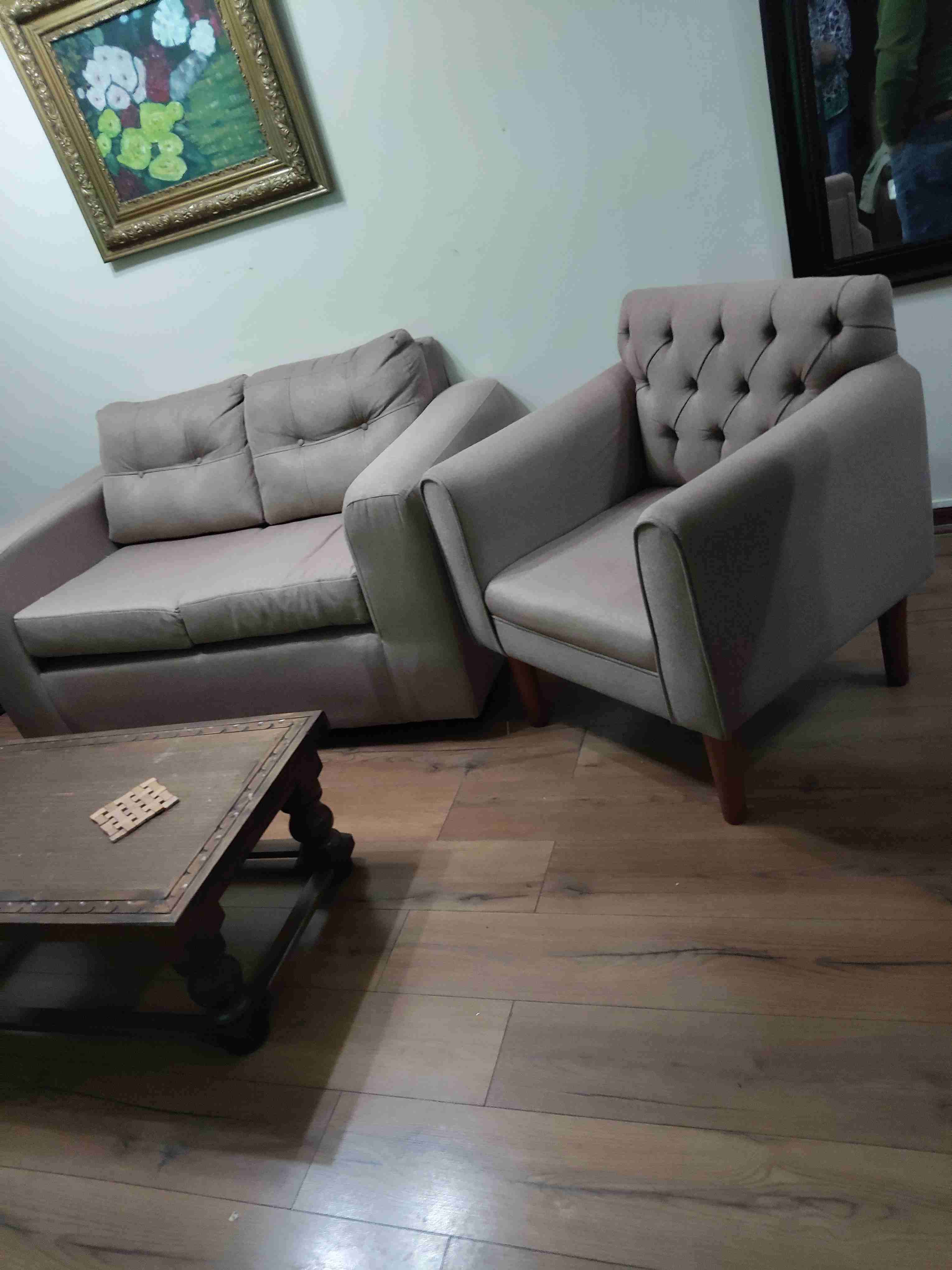 Juego de sofá y sillón beige - miniatura 1