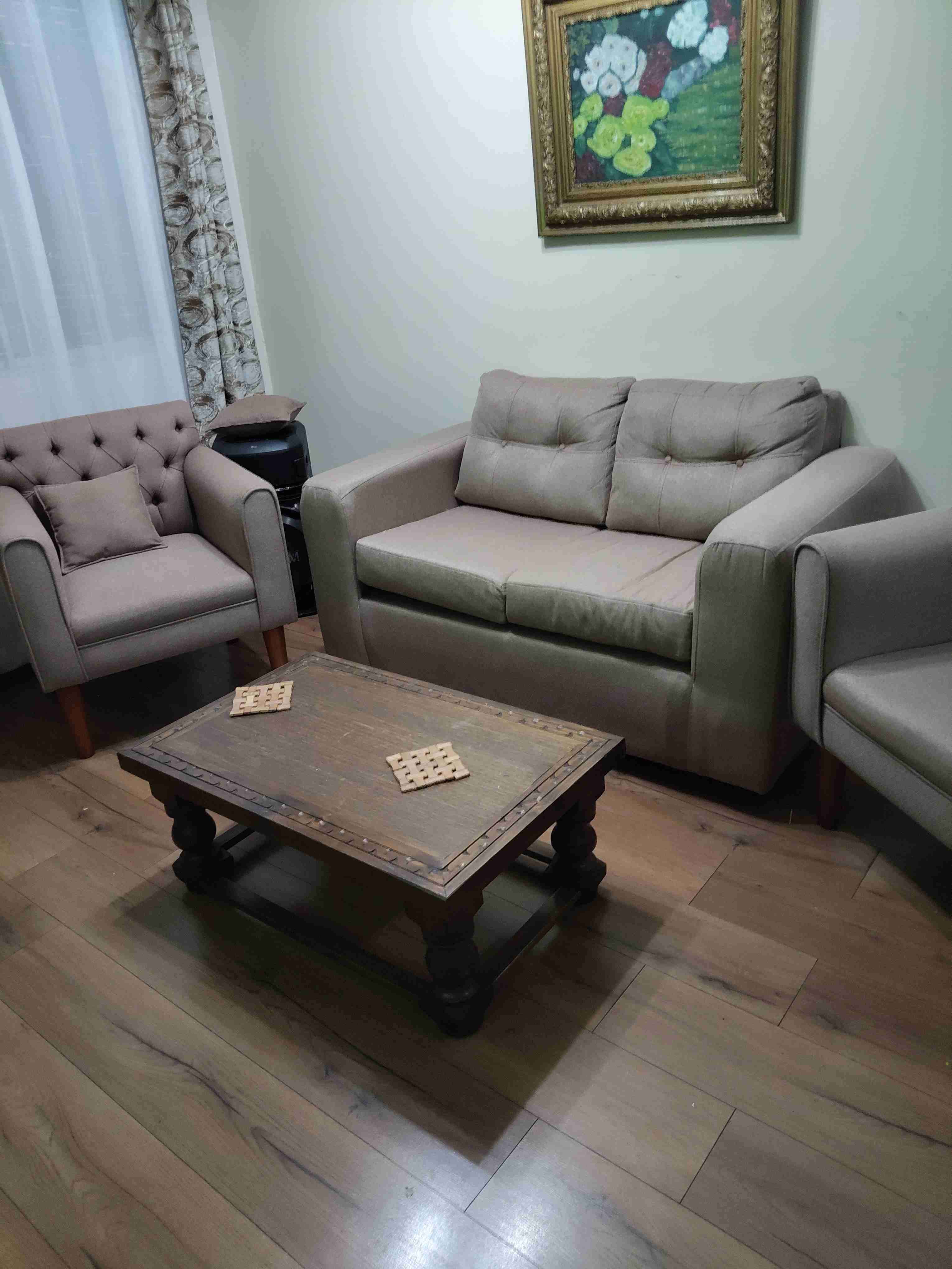 Juego de sofá y sillón beige - miniatura 2