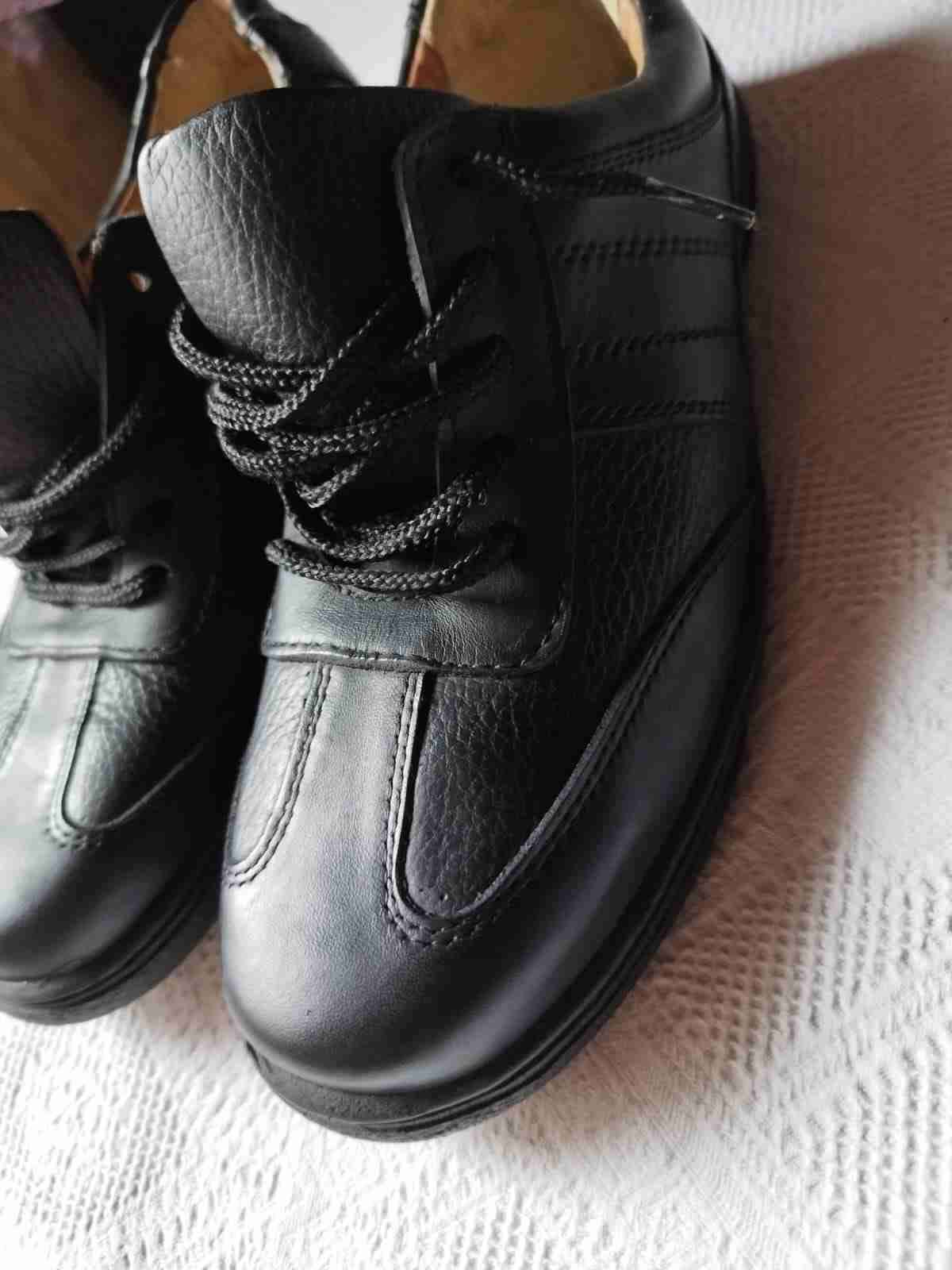 Zapatos de cuero negro para hombre - miniatura 2