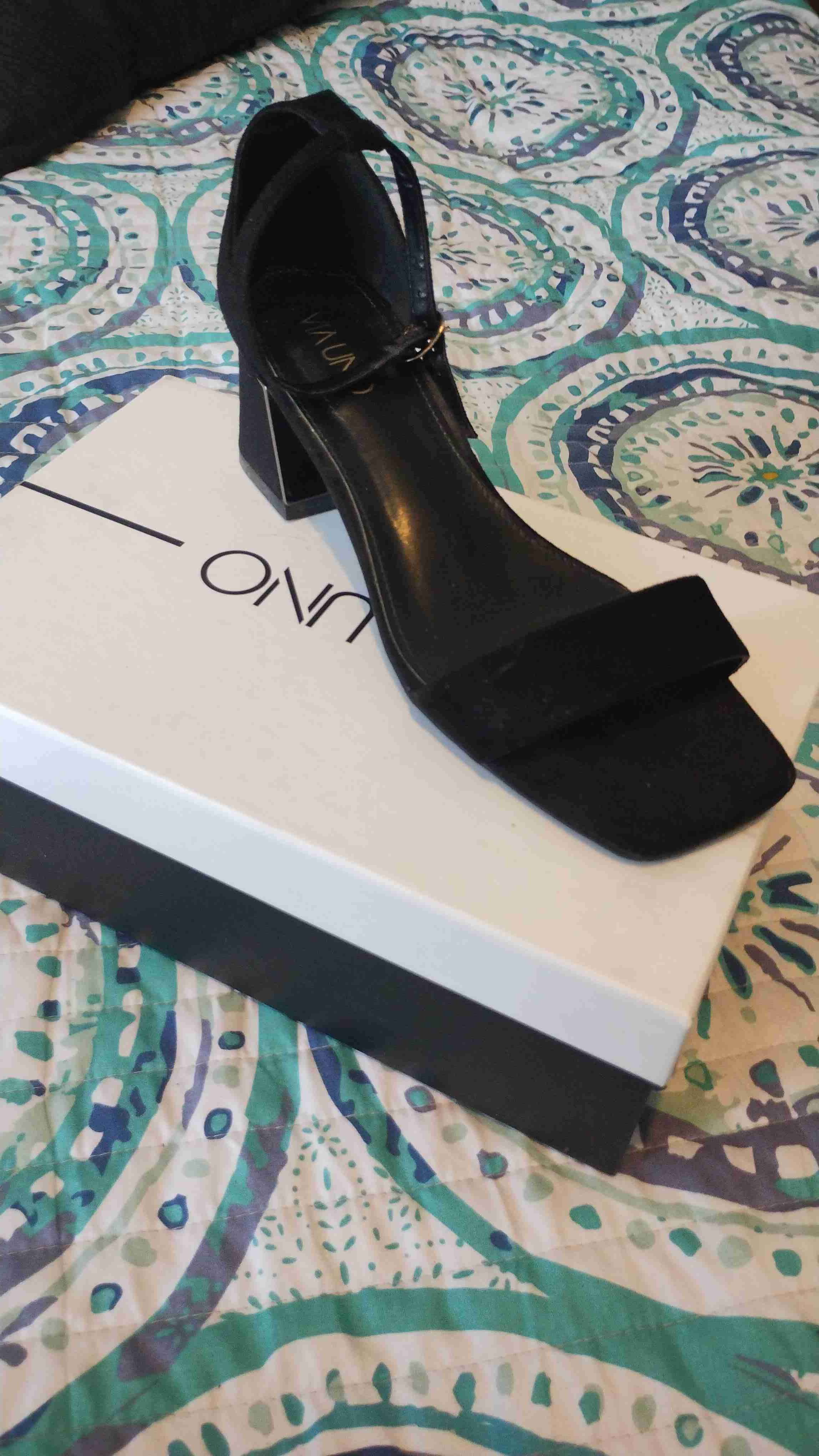 Sandalia negra con taco