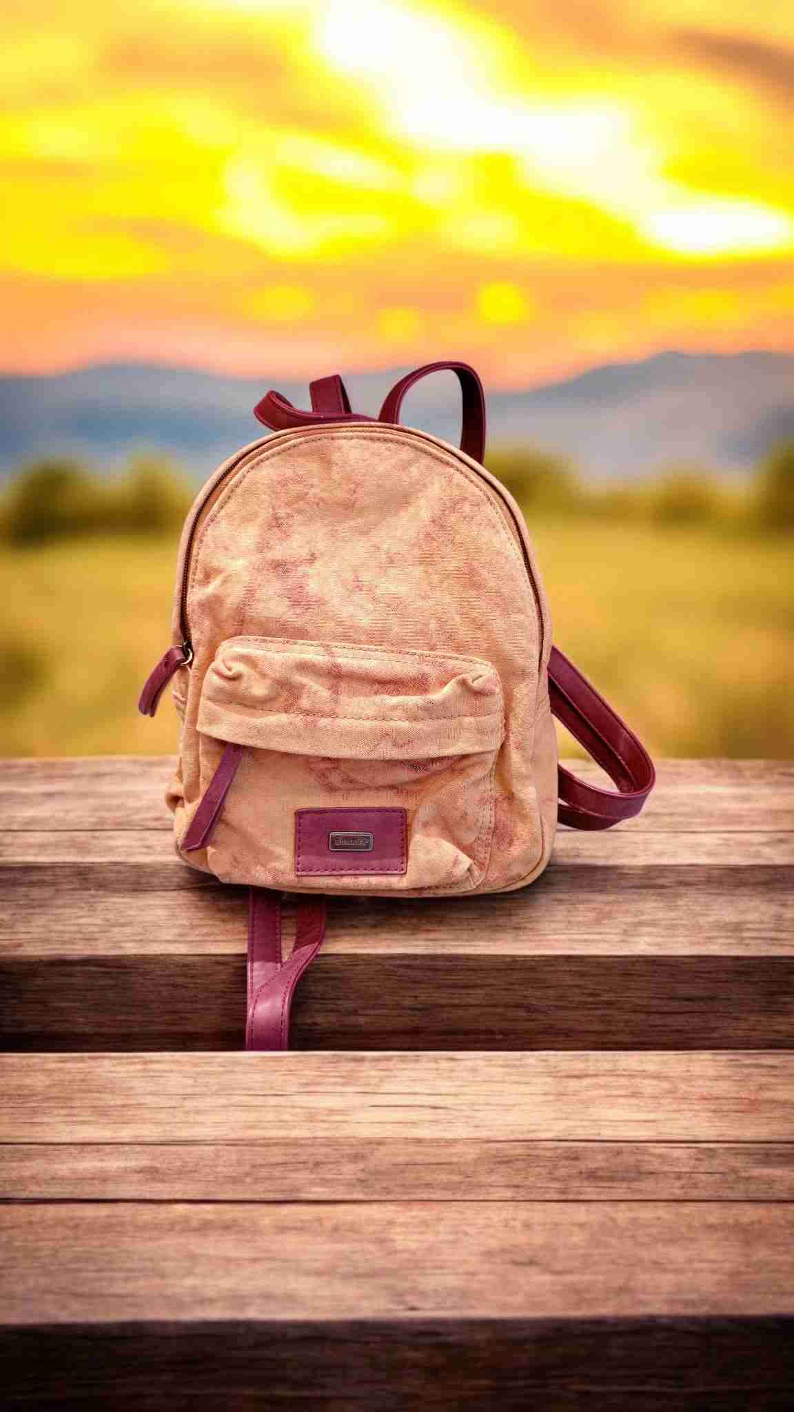 Mochila de tela beige y burdeos