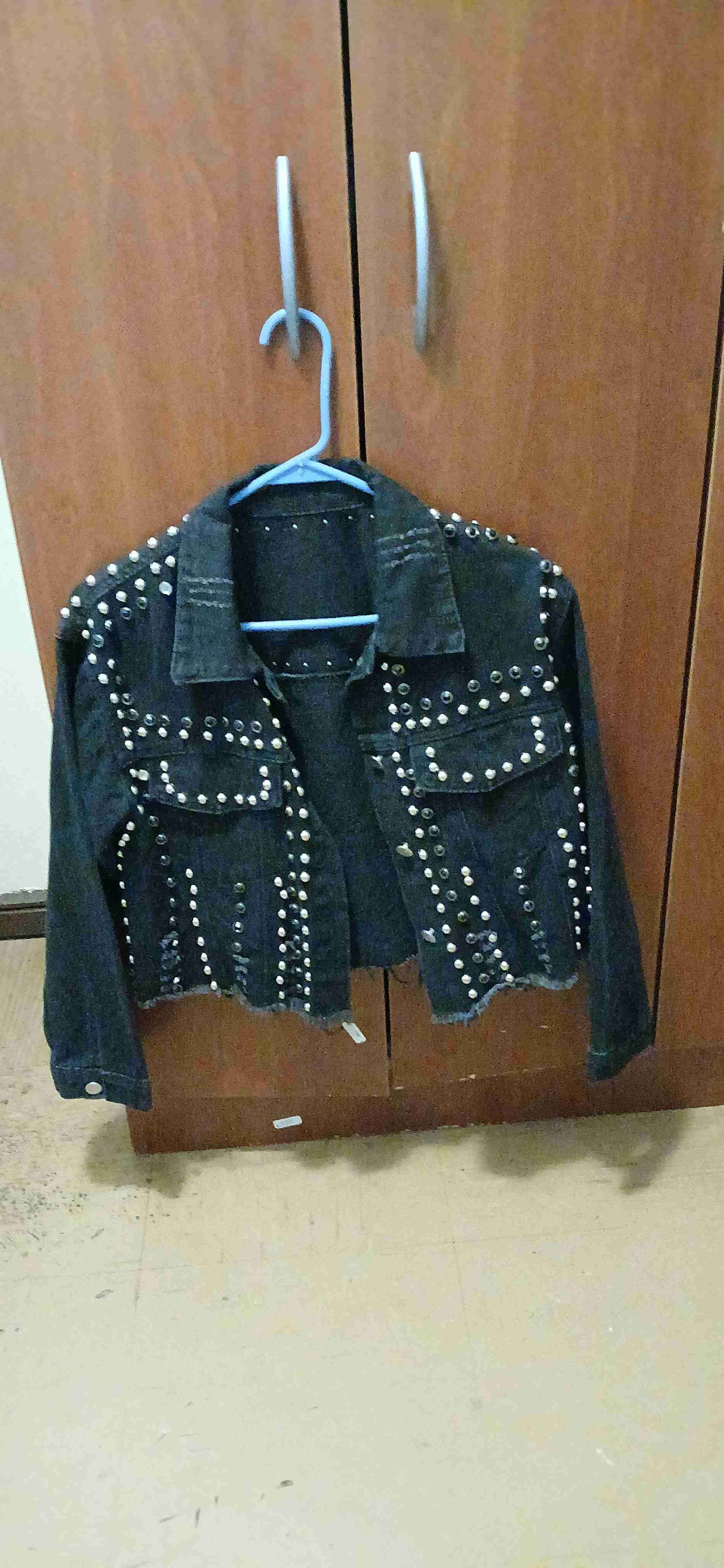 Chaqueta negra con tachas - miniatura 2