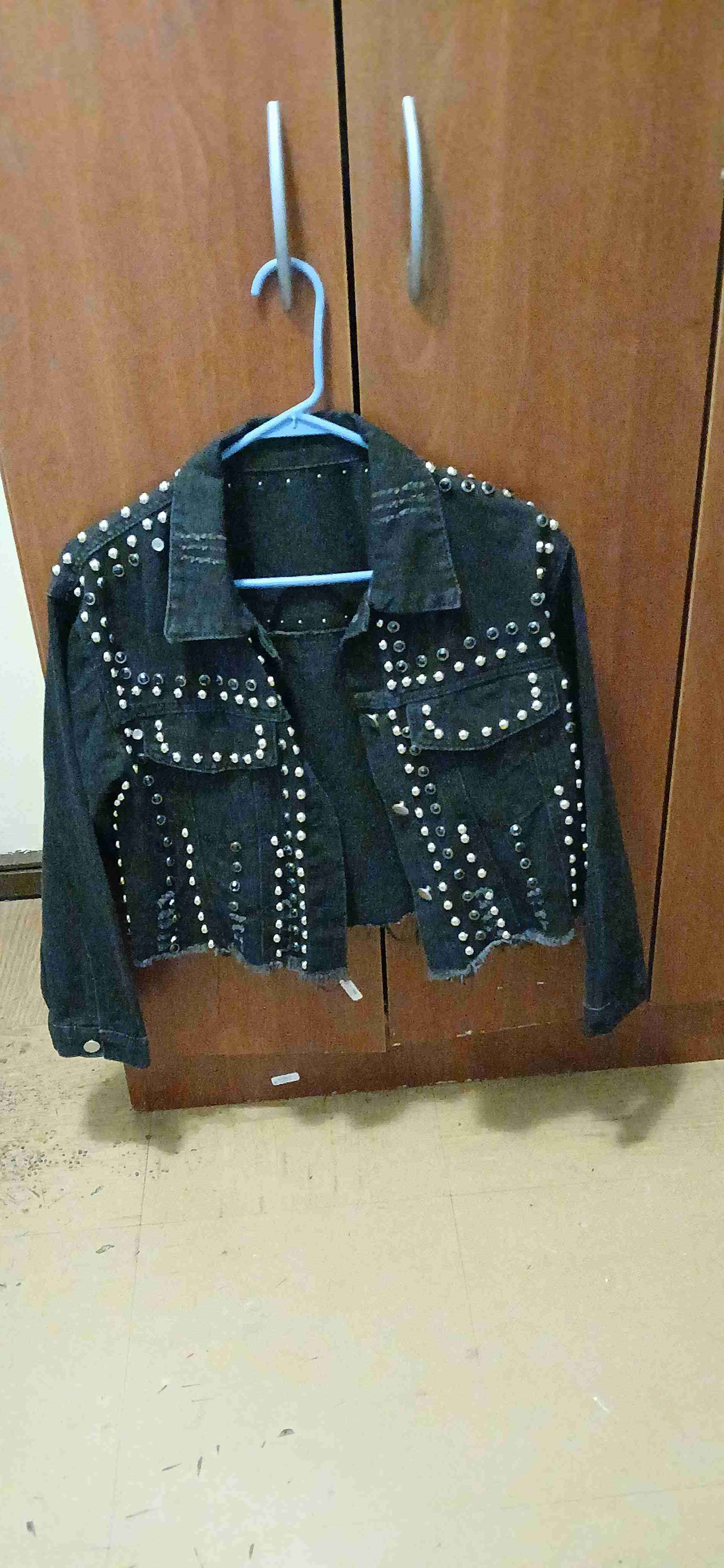 Chaqueta negra con tachas - miniatura 3