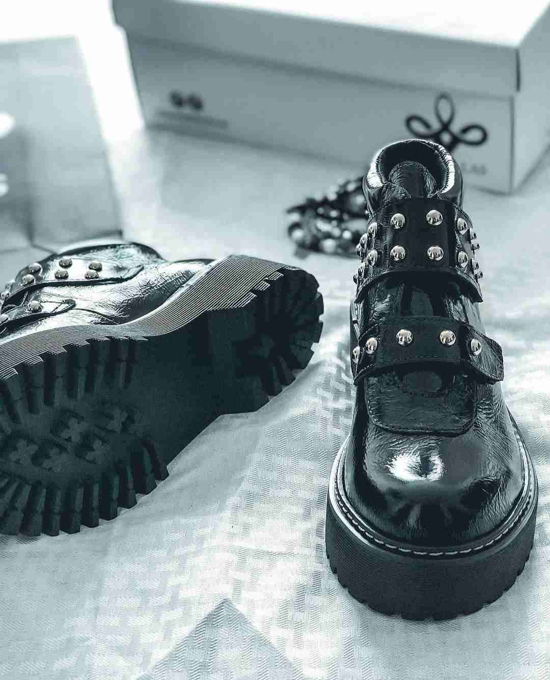 Botas negras con tachas - miniatura 1