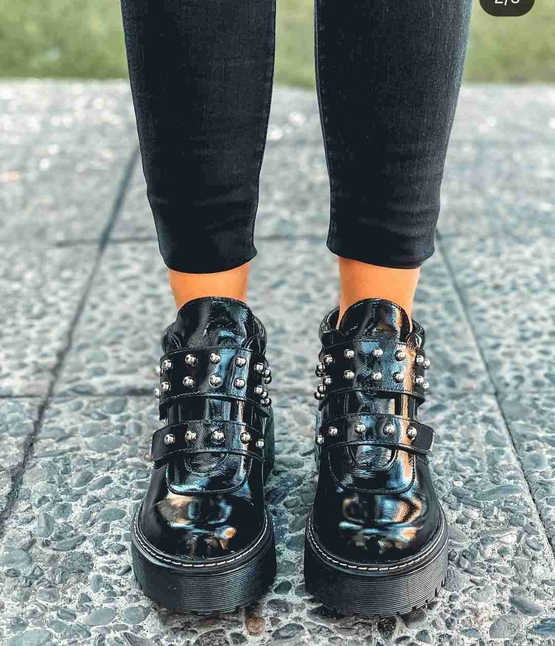 Botas negras con tachas - miniatura 3