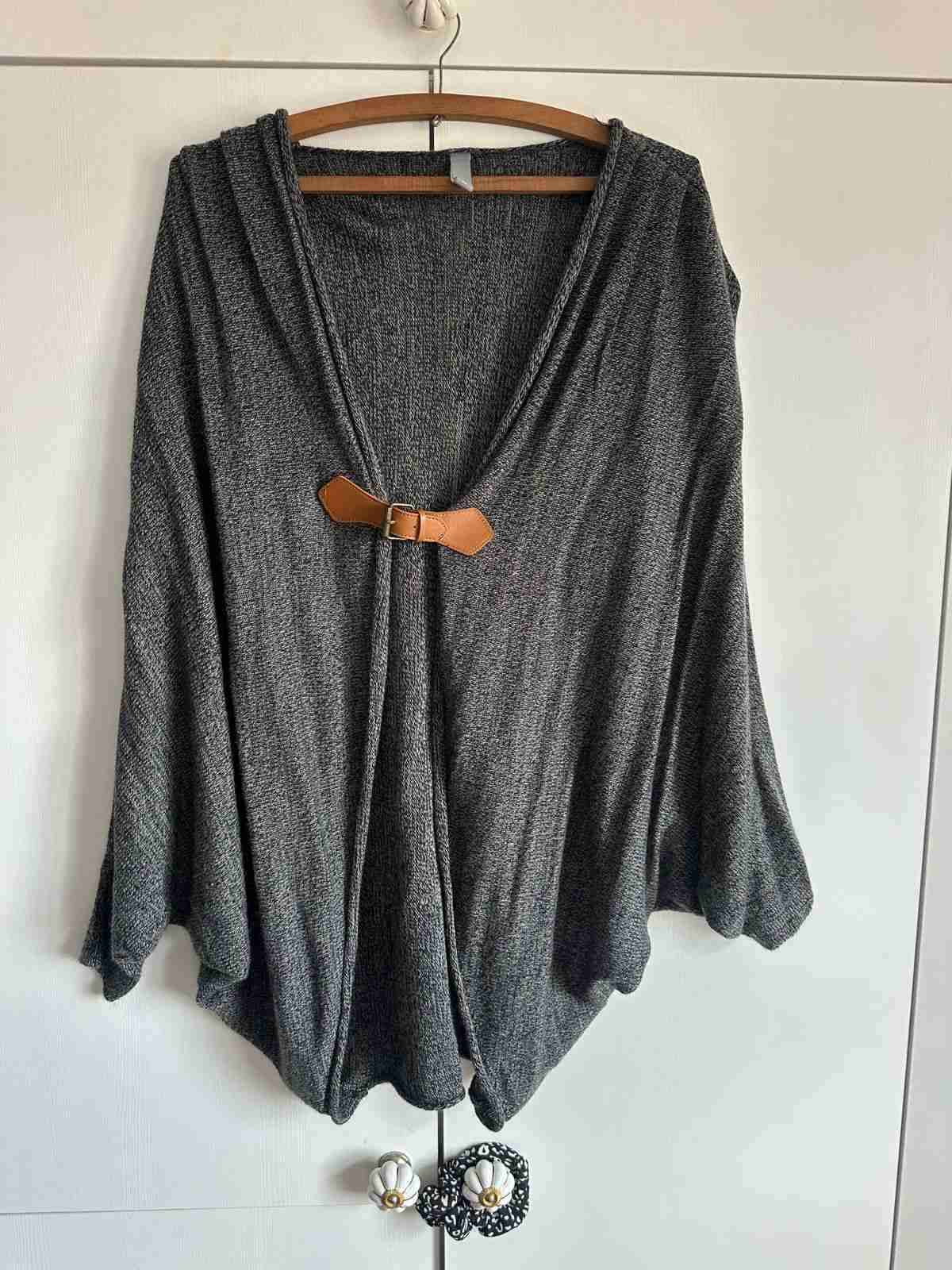 Capa gris con cierre de cuero - miniatura 1