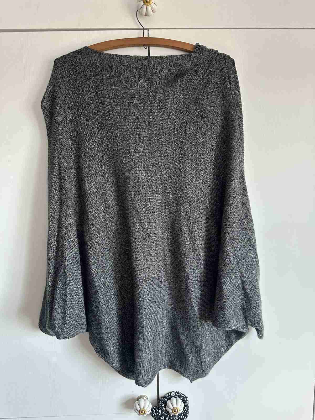 Capa gris con cierre de cuero - miniatura 2