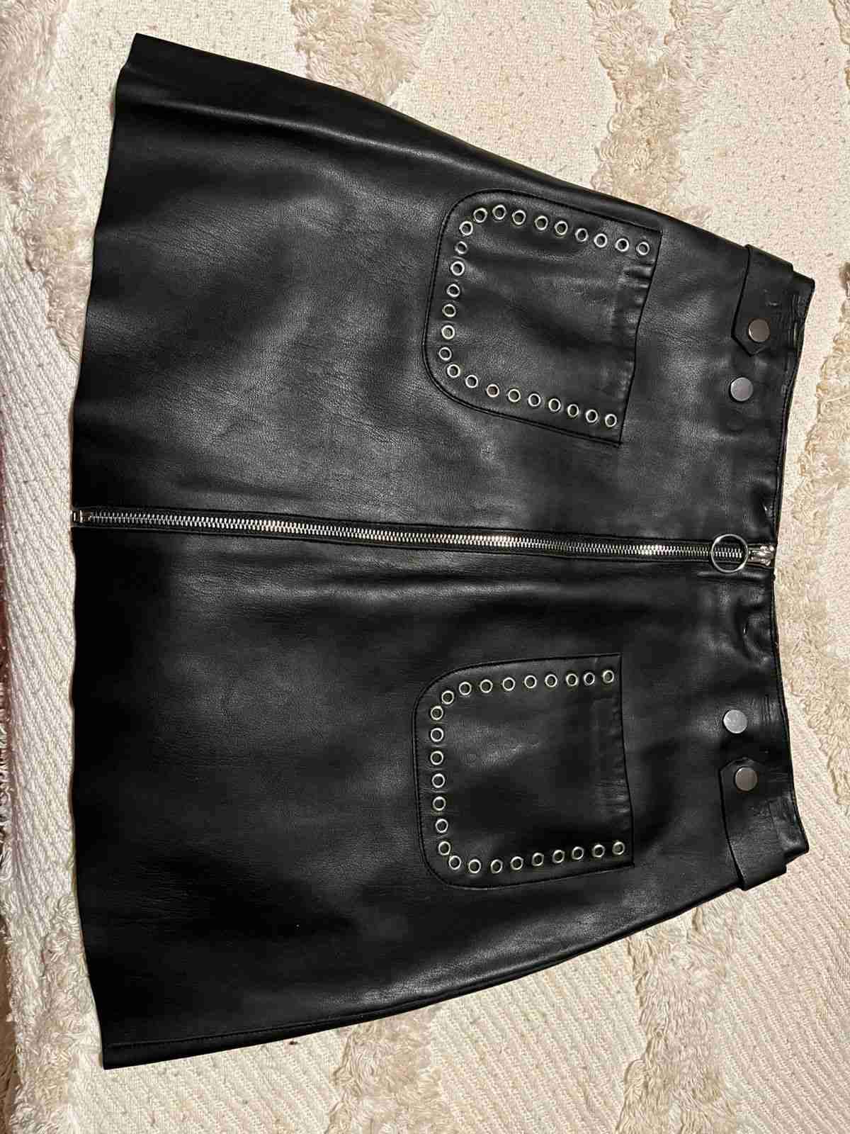 Falda negra con ojales - miniatura 1