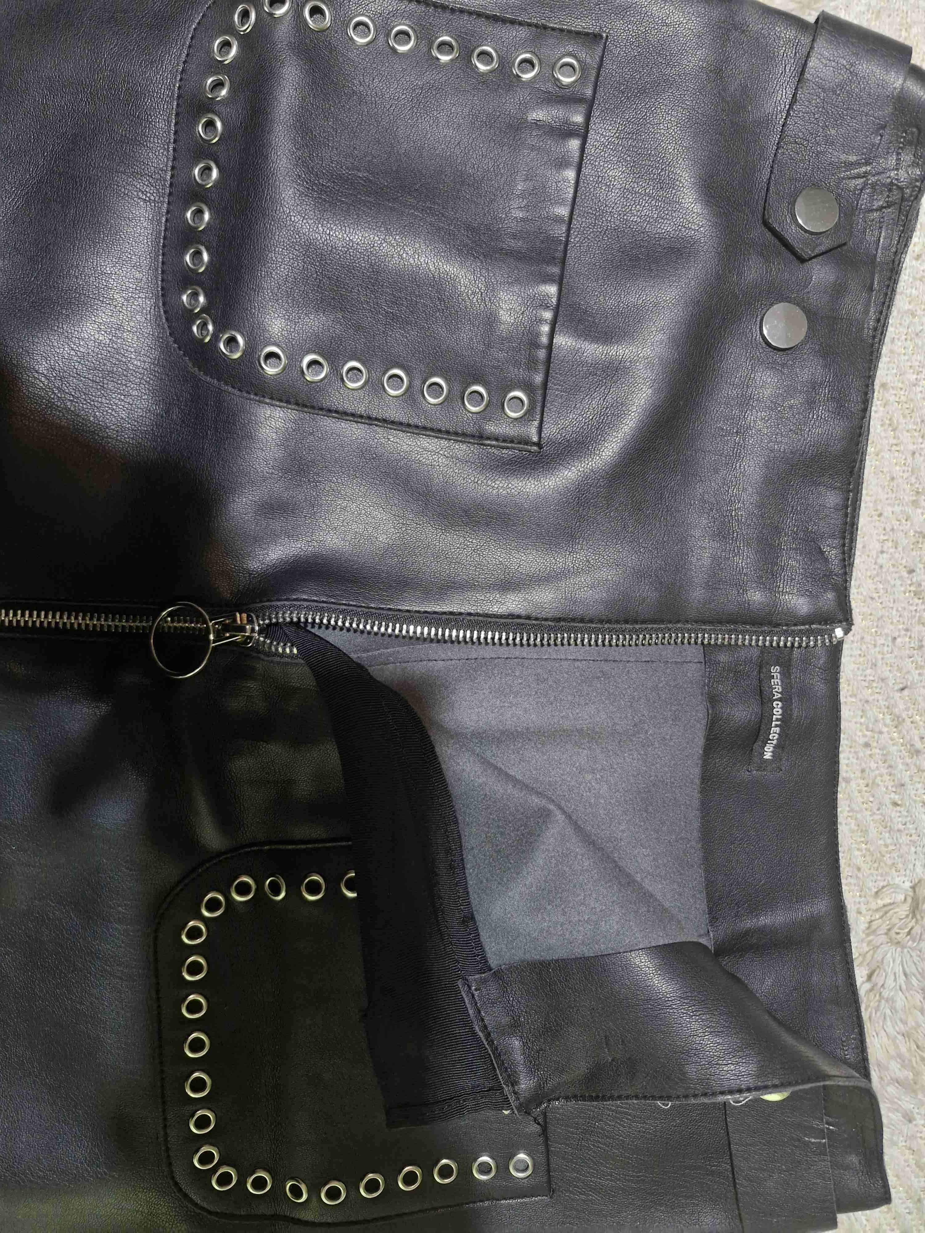 Falda negra con ojales - miniatura 2