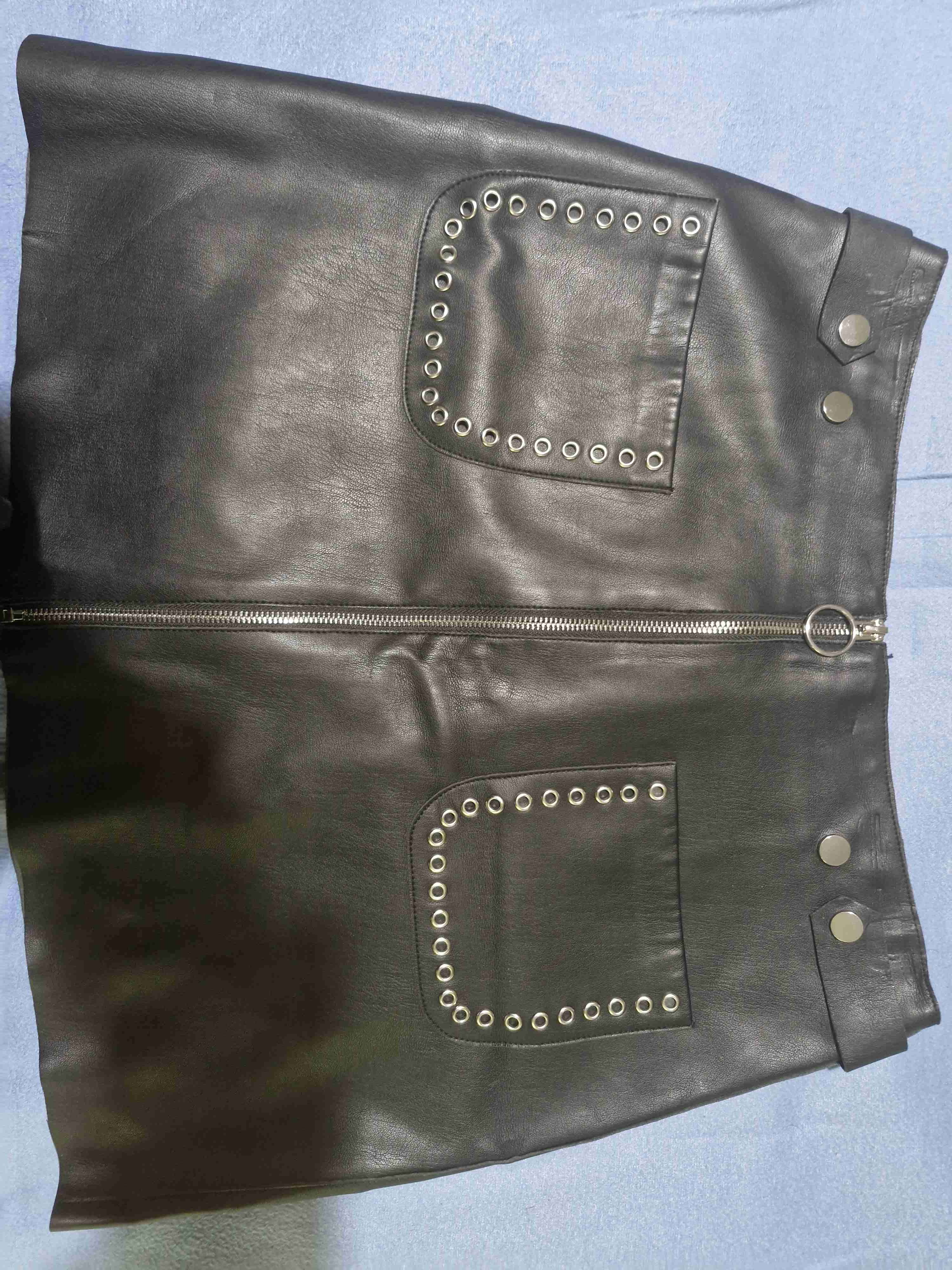 Falda negra con ojales - miniatura 3